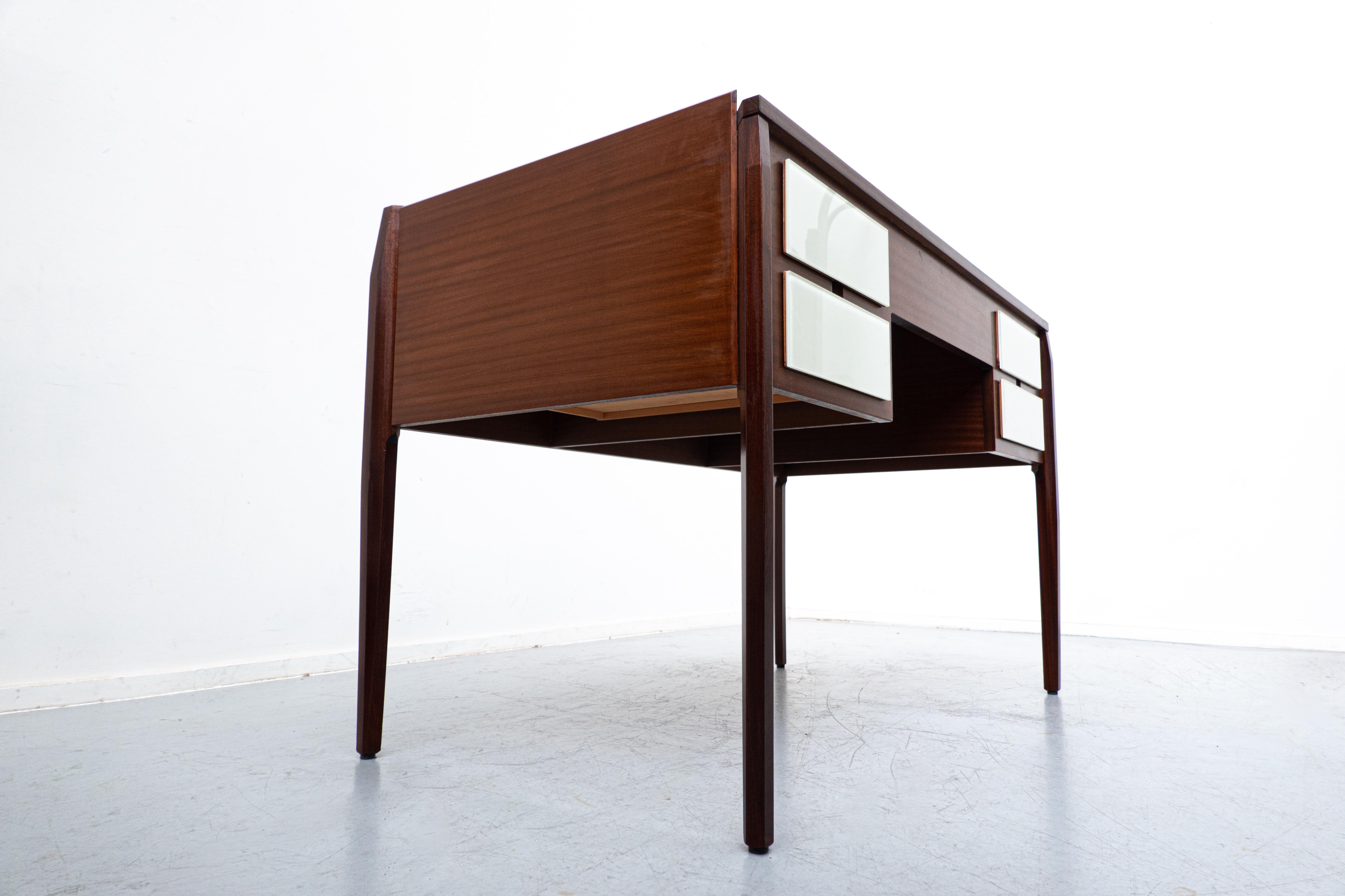 Moderner italienischer Schreibtisch aus der Jahrhundertmitte, Holz und Glas, 1950er Jahre (Mitte des 20. Jahrhunderts) im Angebot