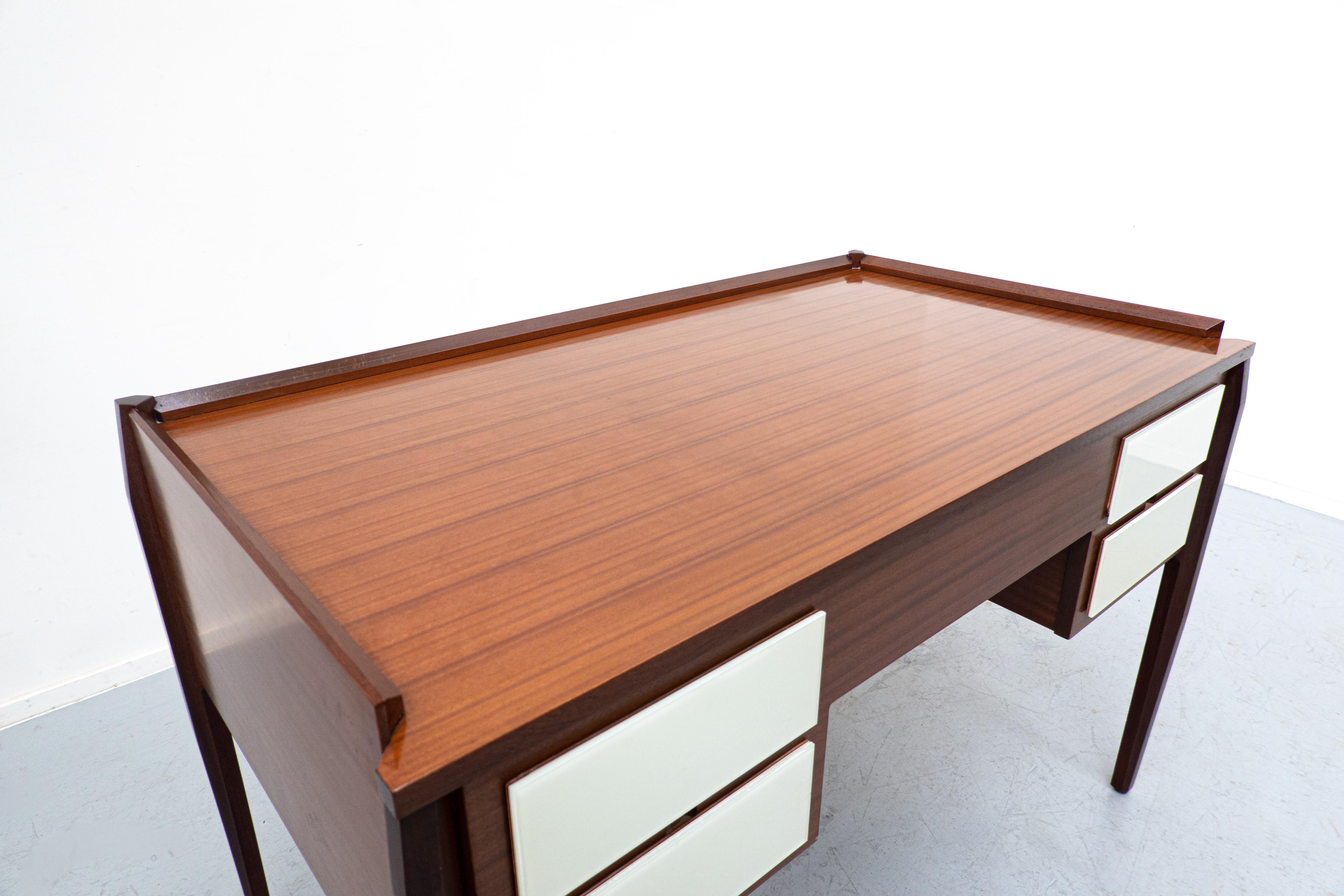 Moderner italienischer Schreibtisch aus der Jahrhundertmitte, Holz und Glas, 1950er Jahre im Angebot 2