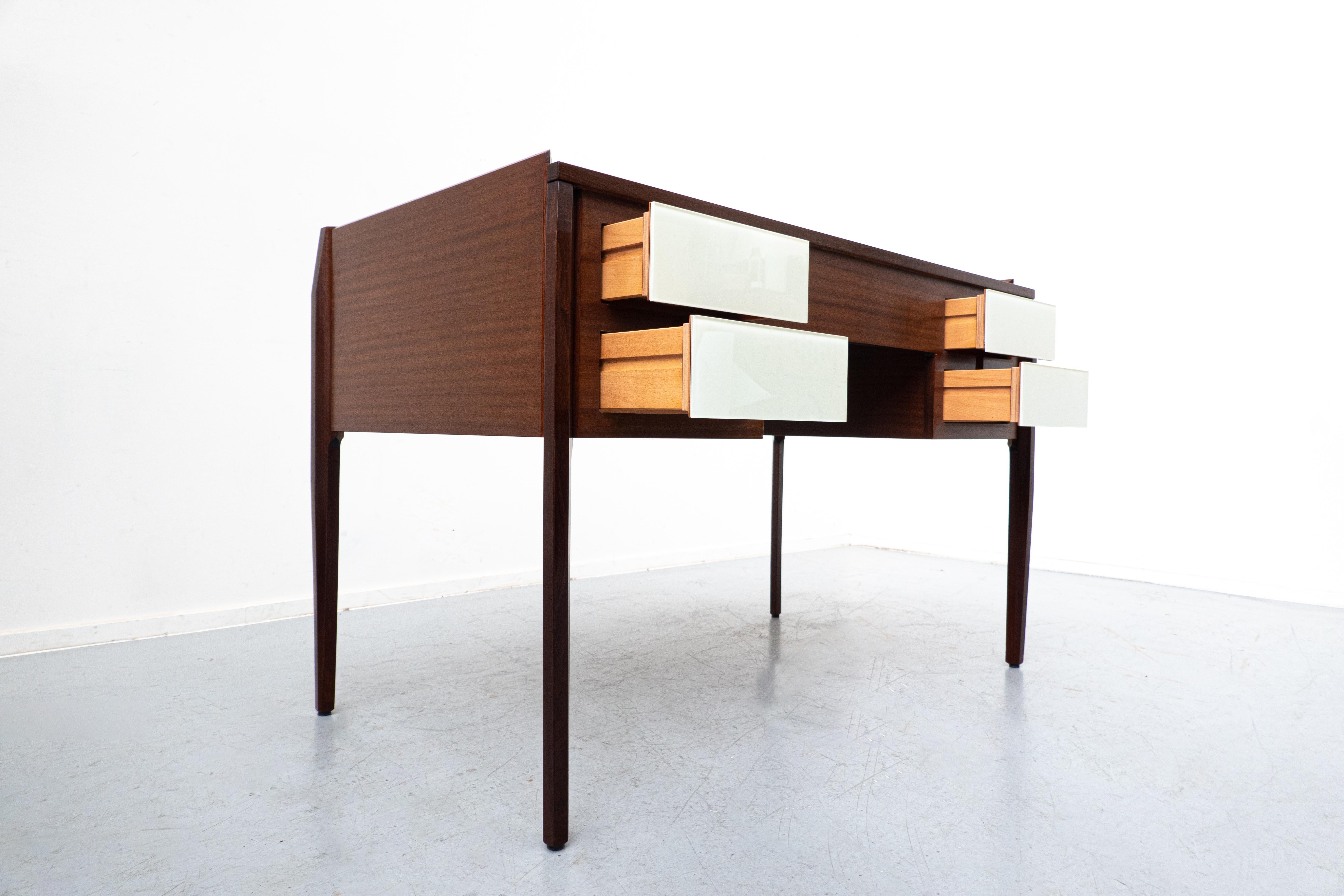 Moderner italienischer Schreibtisch aus der Jahrhundertmitte, Holz und Glas, 1950er Jahre im Angebot 3