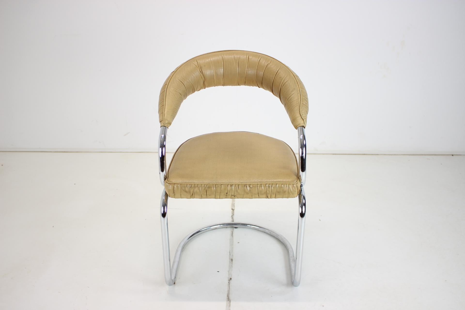 Die Stühle sind in gutem Vintage-Zustand.
Sitzhöhe 45 cm