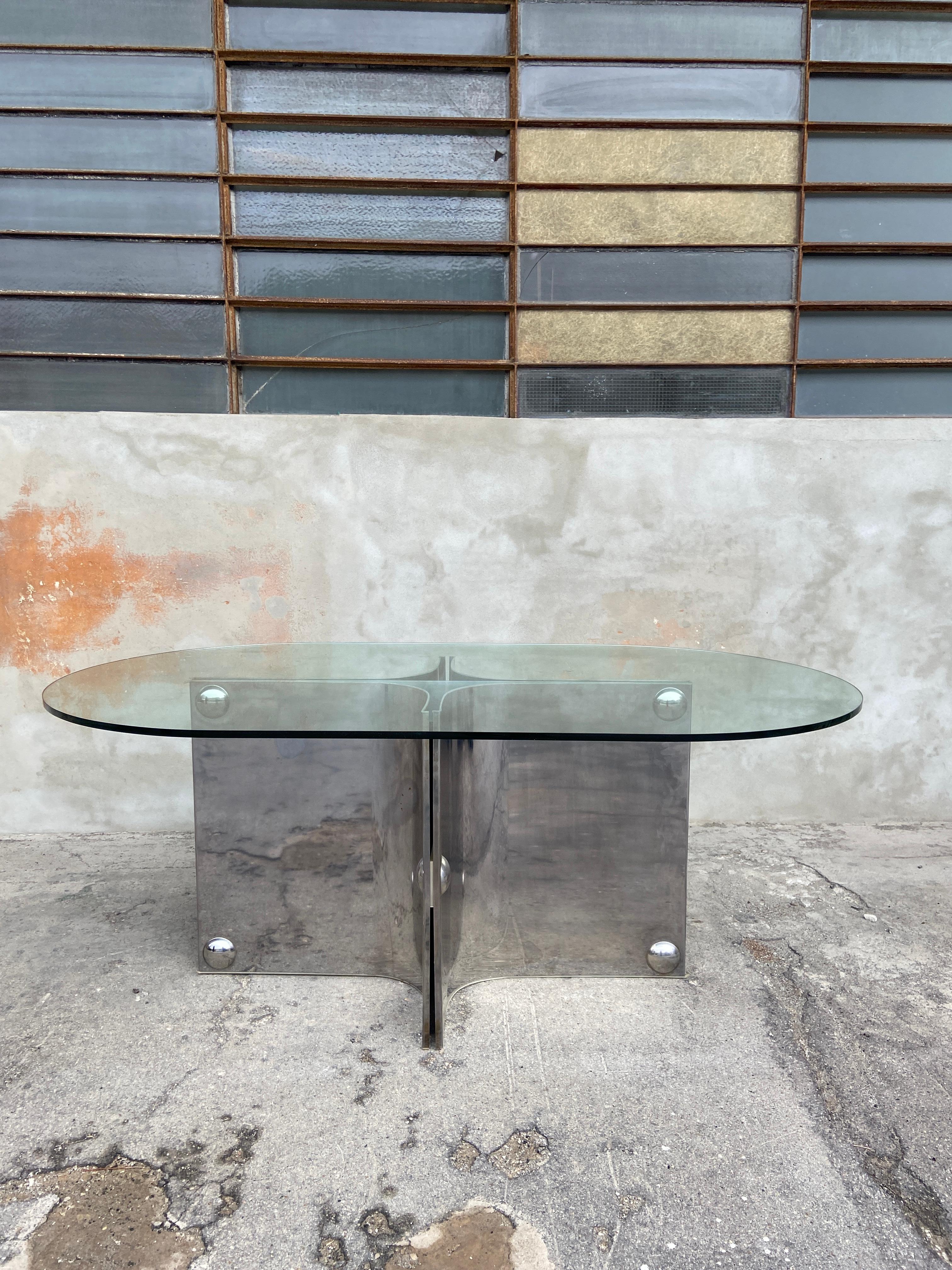 Table de salle à manger ou table centrale italienne du milieu du siècle, avec soubassement en acier inoxydable et plateau en verre, par Vittorio Introini.
La table est dans un très bon état d'origine.