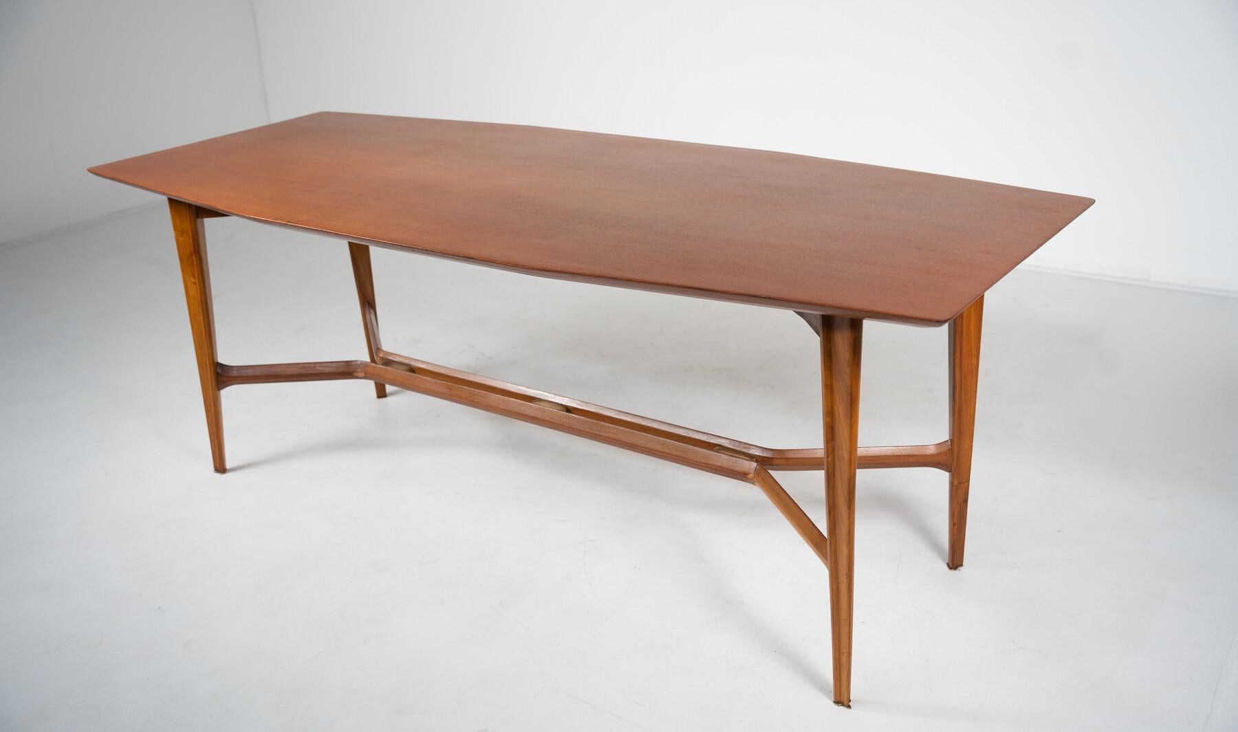 Bois Table de salle à manger italienne The Modernsity par Studio Moscatelli, années 1950 en vente