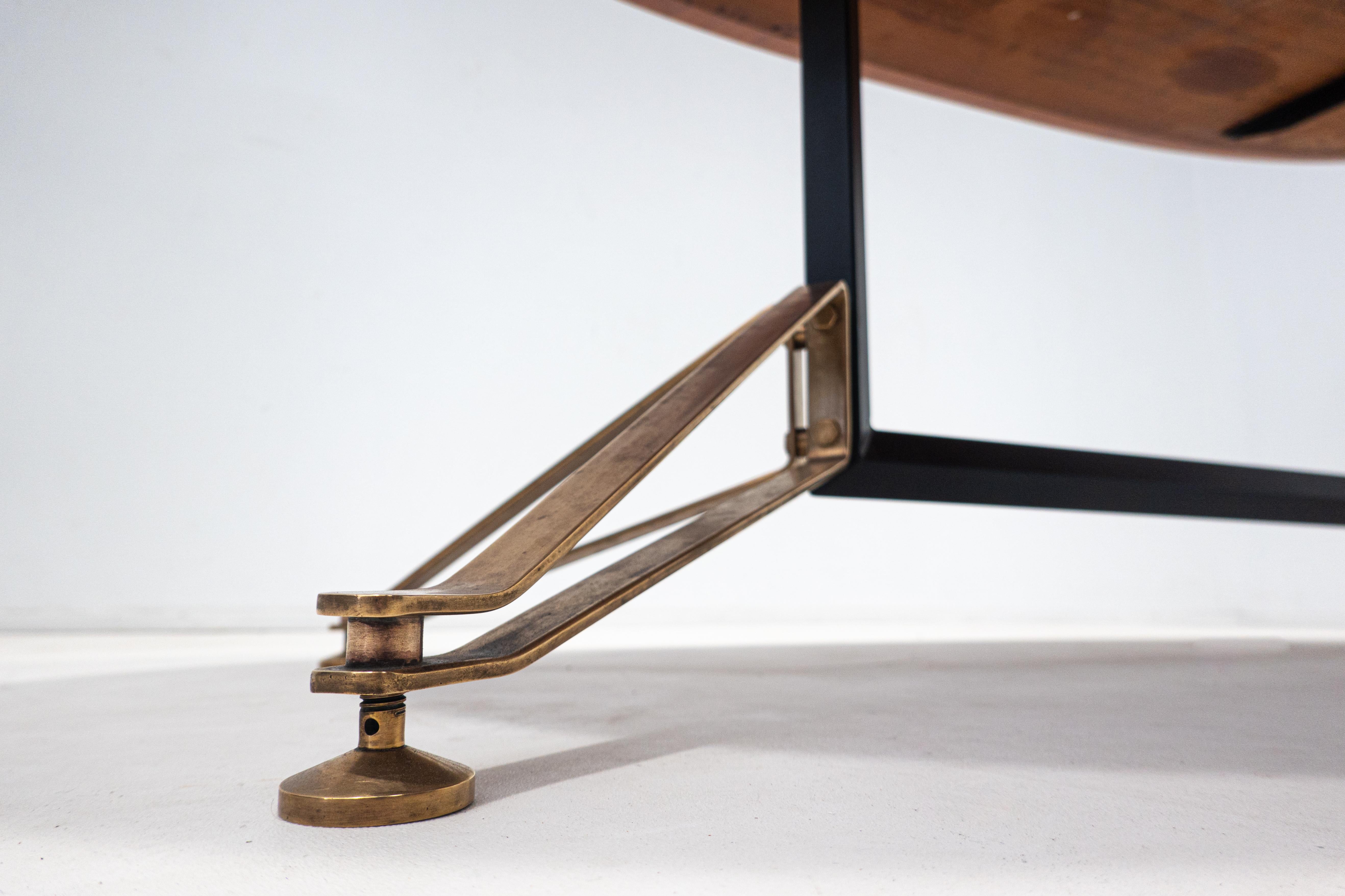 Table à manger italienne moderne du milieu du siècle dernier, bois et laiton, années 1960 Bon état - En vente à Brussels, BE