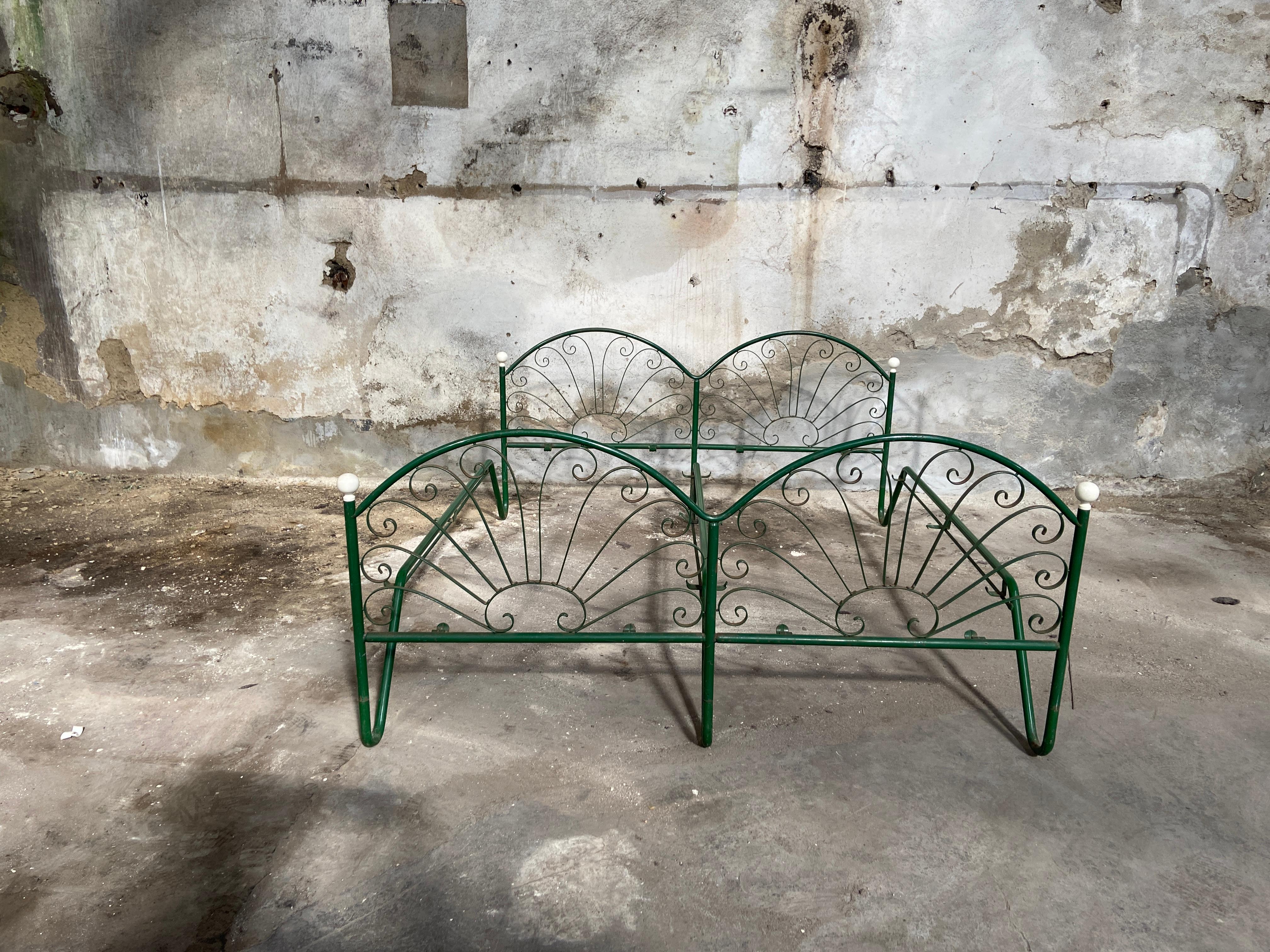 Mid-century modern Italian iron painted double bed from Seventies.
The bed needs two single bed nets (cm.80x190 each) and a double size mattress (cm.160x190).
The green color can be changed in every other color (estimate of cost on request.
The bed