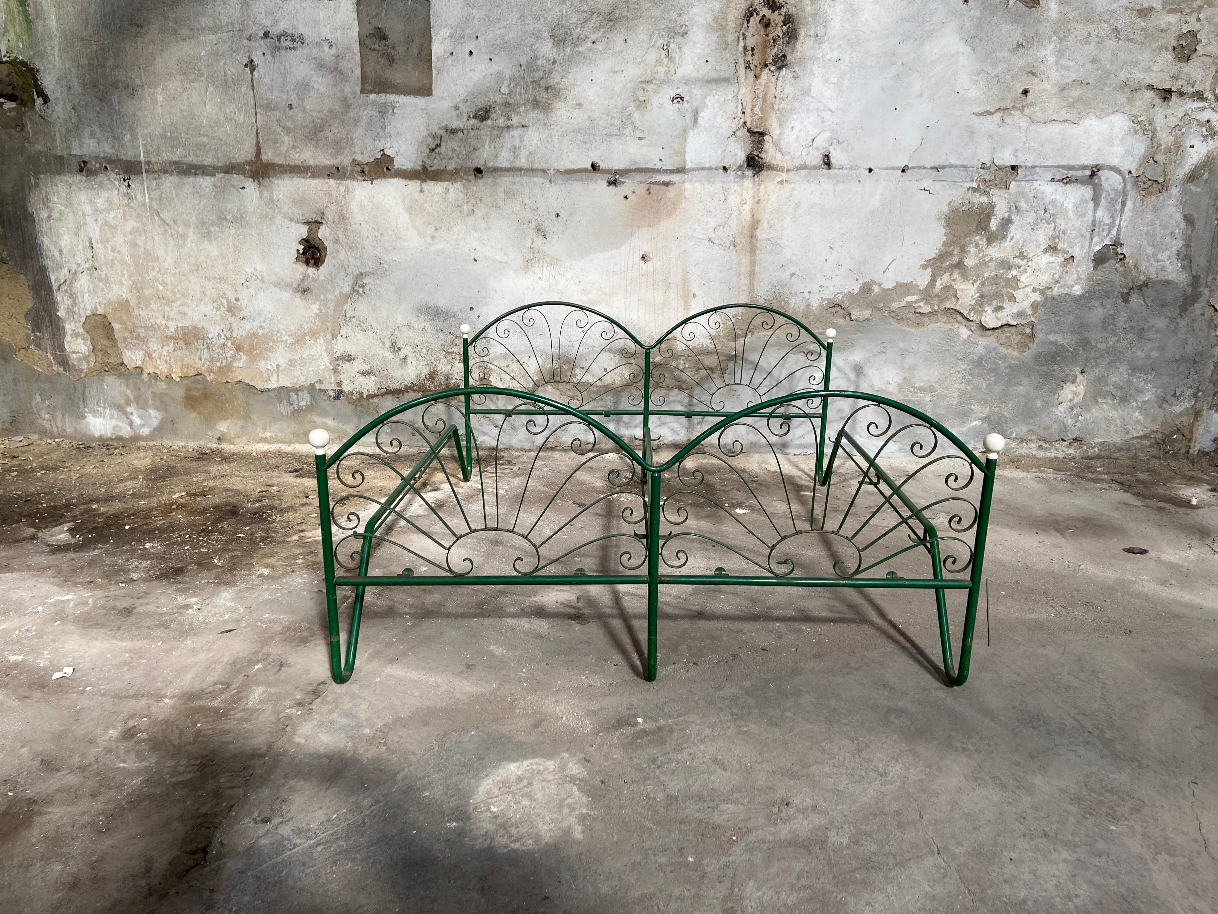 Mid-Century Modern Italian Double Bed in Green Painted Iron From 1970s In Good Condition For Sale In Prato, IT