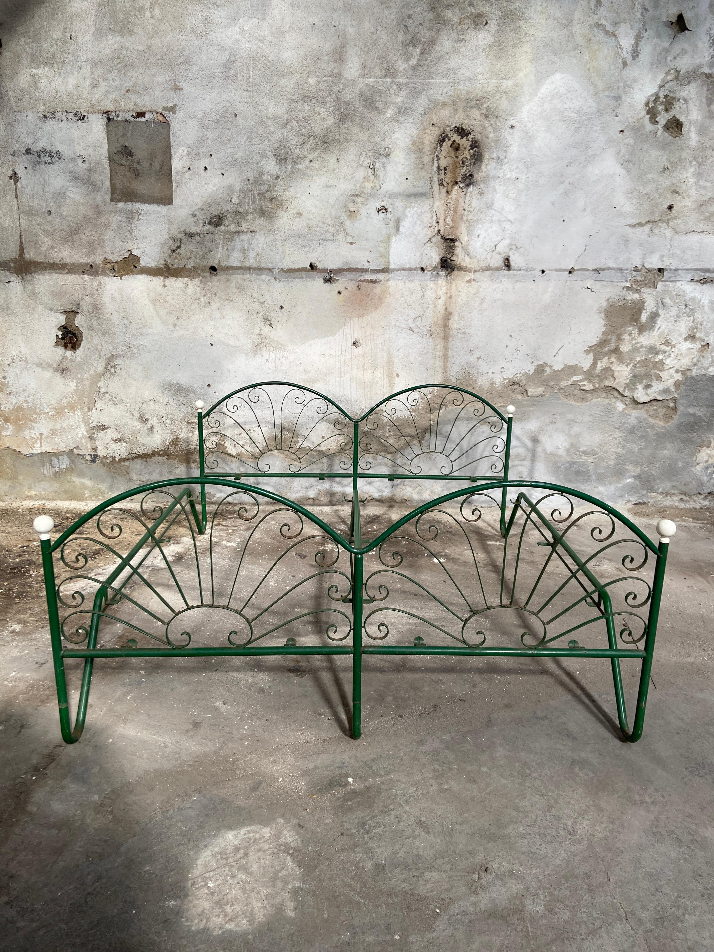 Mid-Century Modern Italian Double Bed in Green Painted Iron From 1970s For Sale 1
