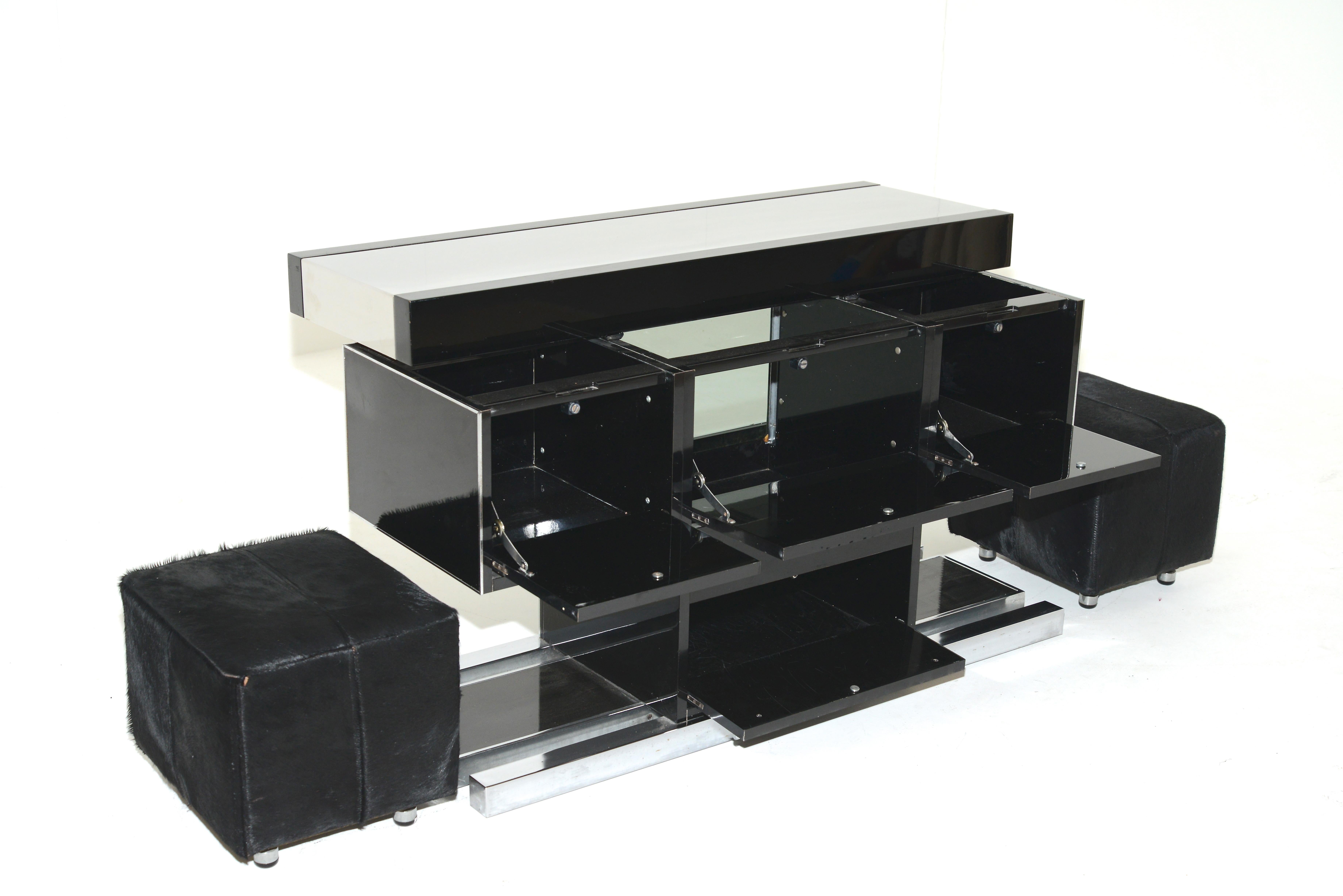 Mid-Century Modern Italian dry bar set in black lacquered wood, polished stainless steel and glass doors with extractable leather ottomans by Willy Rizzo. 1970s.
      