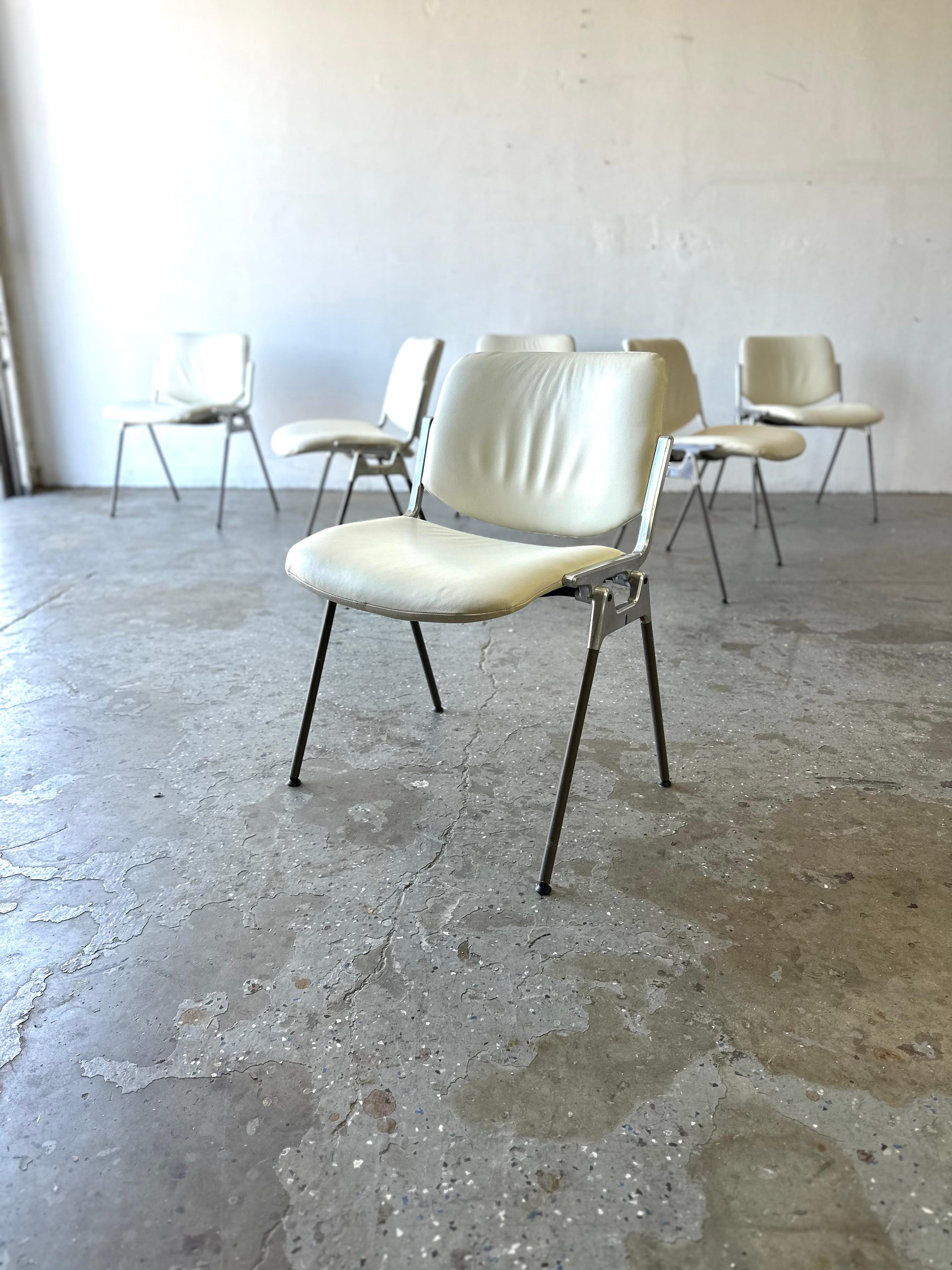 Mid-Century Modern Italian DSC106 Chairs by Giancarlo Piretti for Anonima Castellic Set of 6

Classic mid-century:  stacking chair model DSC 106, manufactured by Castelli based on the design by Giancarlo Piretti. Structure in die-cast aluminum