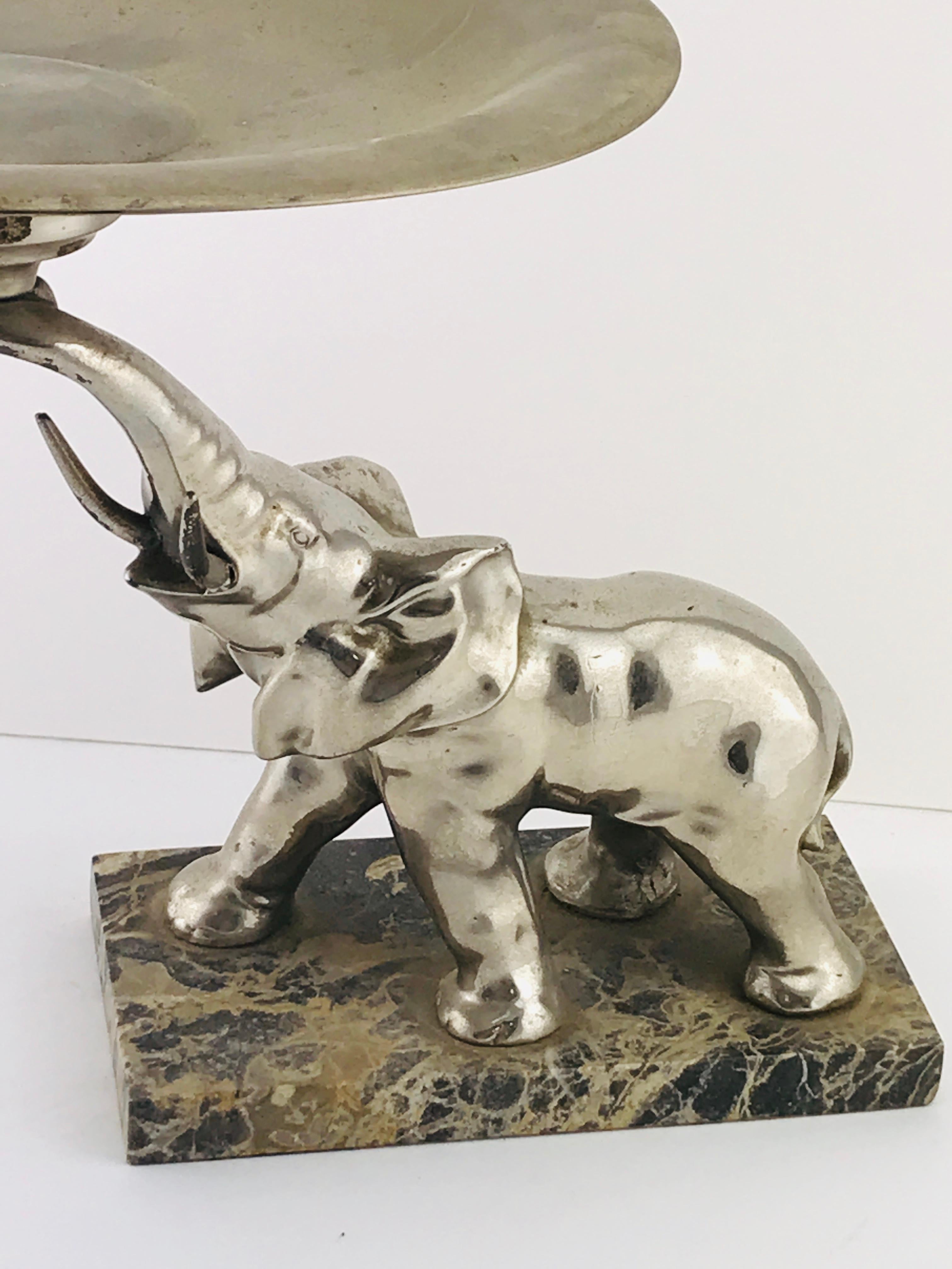 Sculpture d'éléphant en métal argenté et base en marbre, peut également servir de support pour des objets tels que des bijoux ou des clés, parfait pour un buffet ou comme objet décoratif.
  