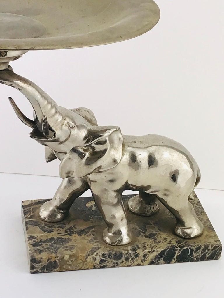 Scultura di elefante placcata in argento e con base in marmo, può essere utilizzata anche come supporto per oggetti come gioielli o chiavi, perfetta per una credenza o come oggetto decorativo.
  
