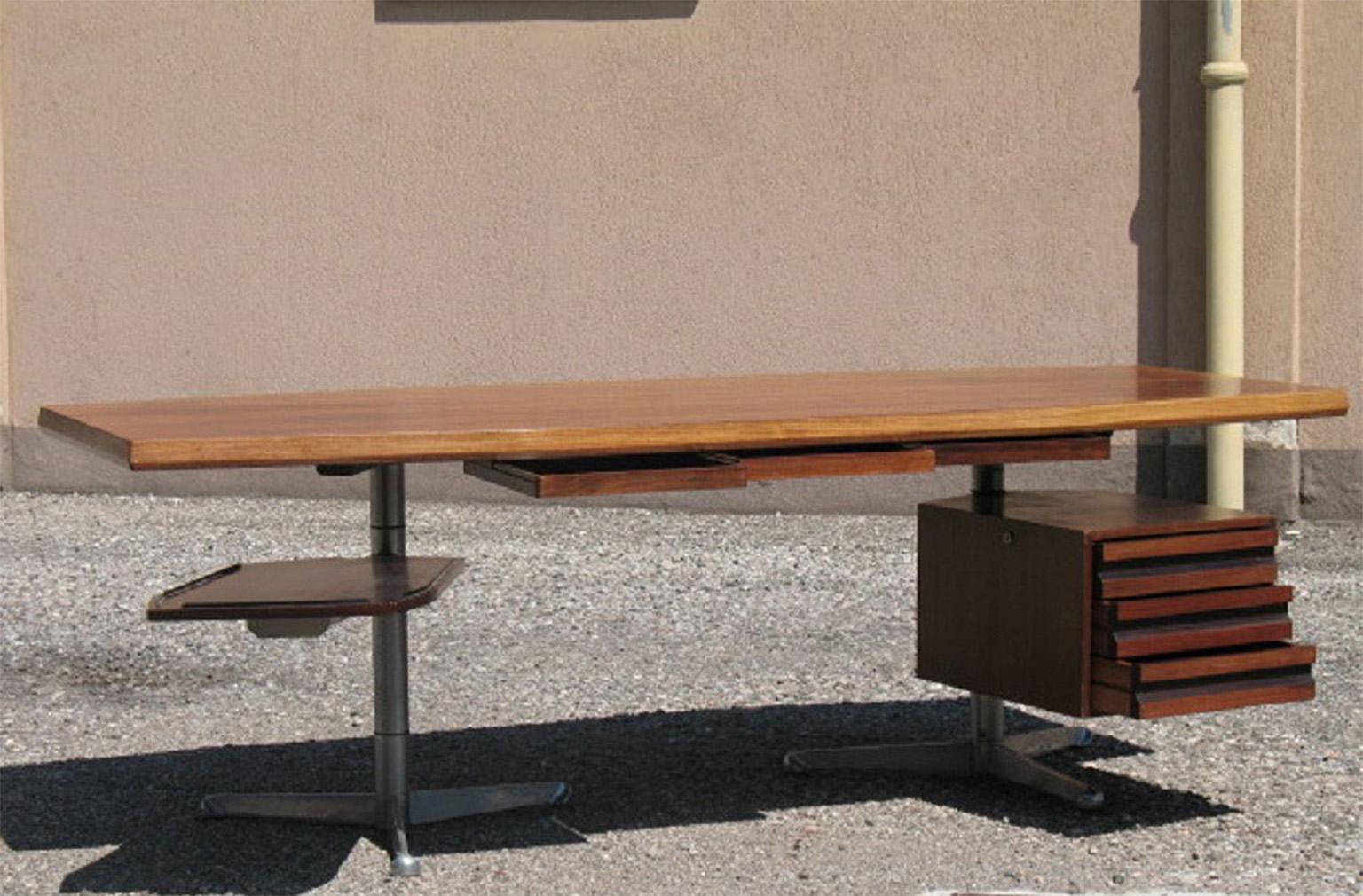 Mid-Century Modern Osvaldo Borsani executive desk for Tecno.
Rosewood top and adjustable shelf on castaluminium feet.

Techno label on the structure.