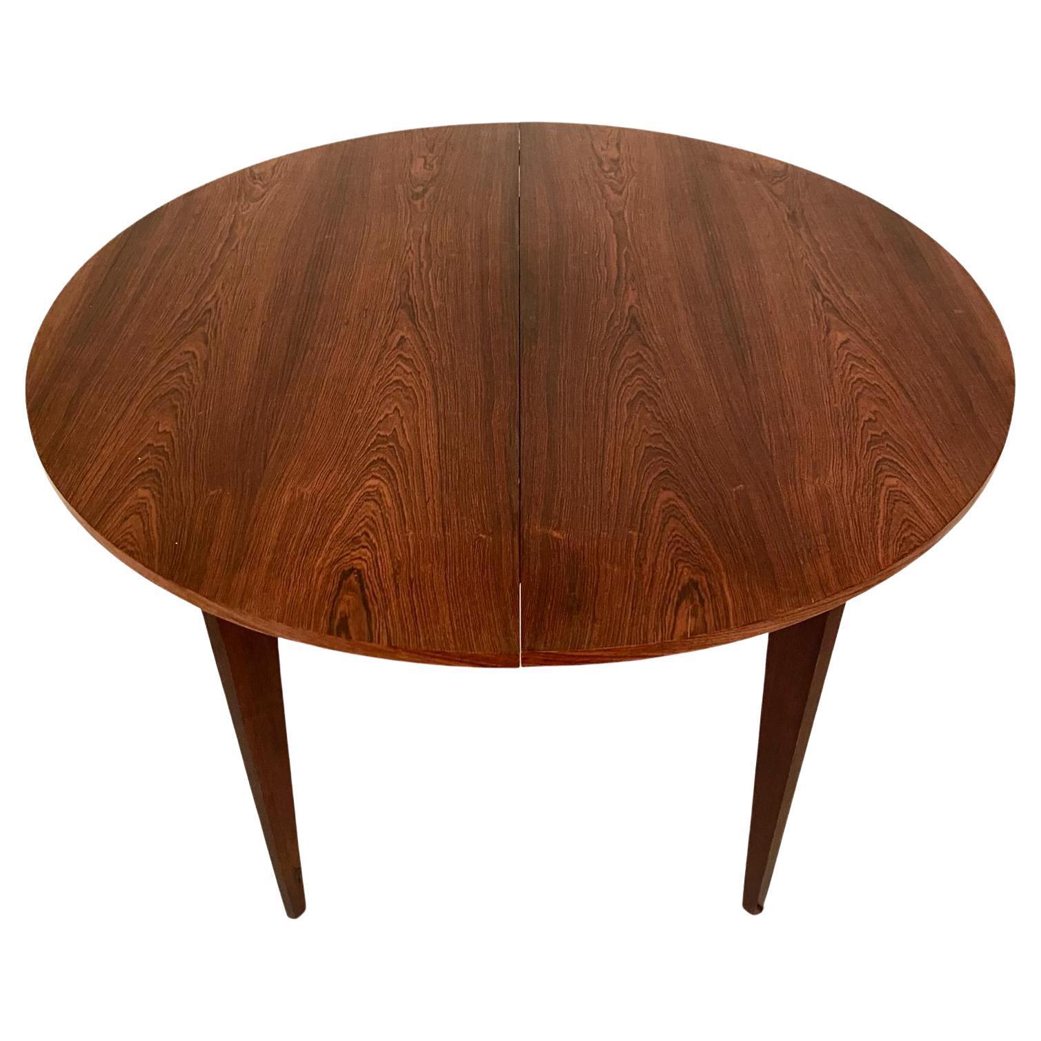 Vintage extendible dining table attributed to iconic italian company Vittorio Dassi. Manufactured in the 1960 's the table represent a fine example of Italian Mid Century design of the period. 

Beautiful walnut veneered top where wood veinings