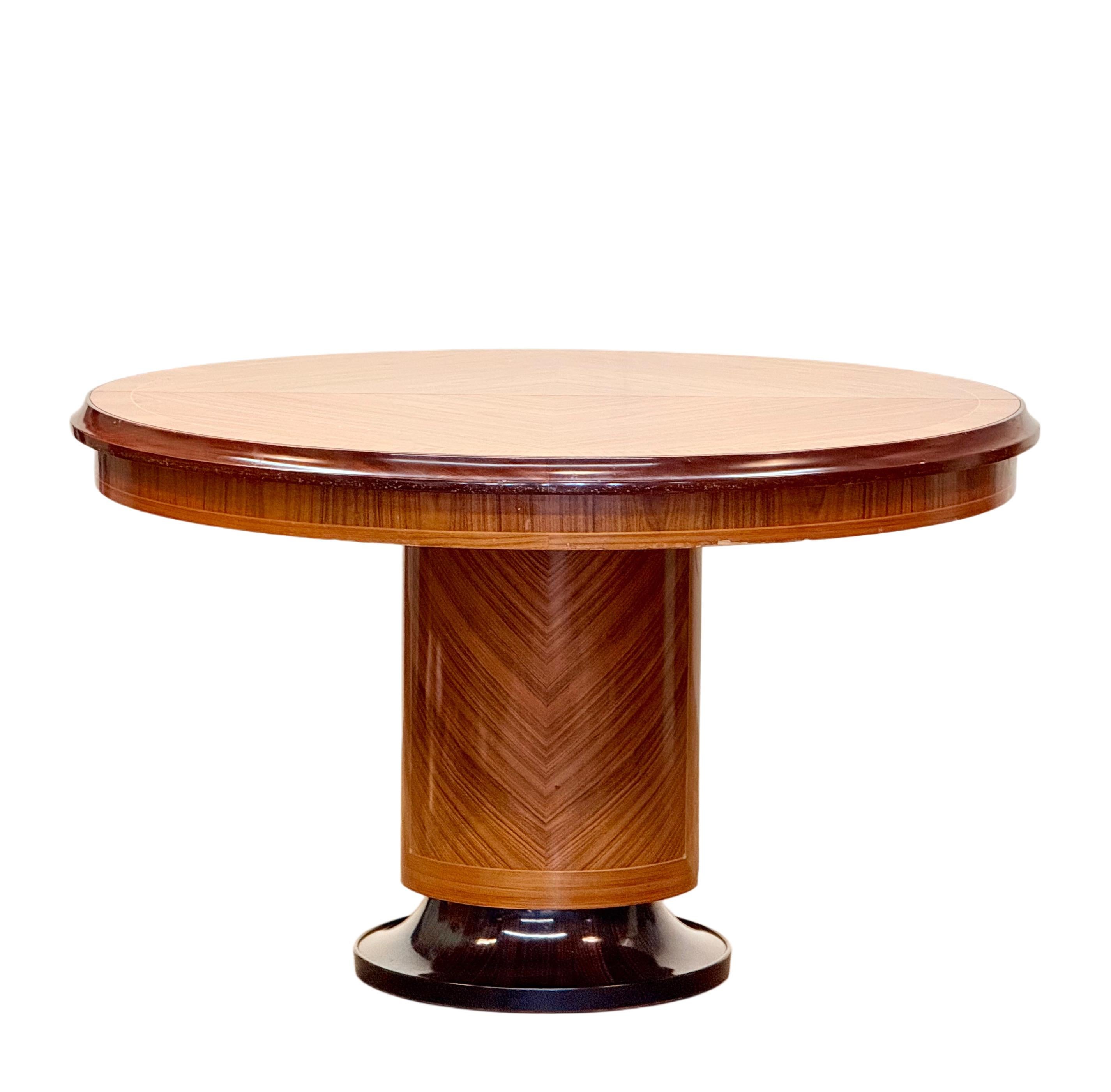 Table de salle à manger italienne moderne du milieu du siècle en ébène de Macassar avec incrustations de nacre, revendue par Harrods, vers les années 1970

Description :  
Rehaussez votre salle à manger avec cette exquise table à manger à rallonge