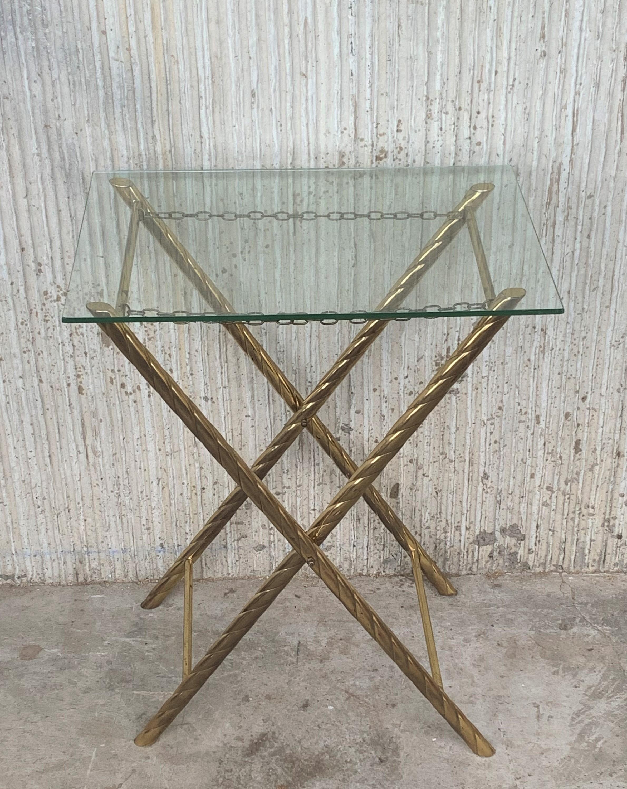 Table basse pliante et support en bambou faux laiton fabriquée dans les années 1960.
Cette table fantastique est comme nous n'en avons jamais vu auparavant.