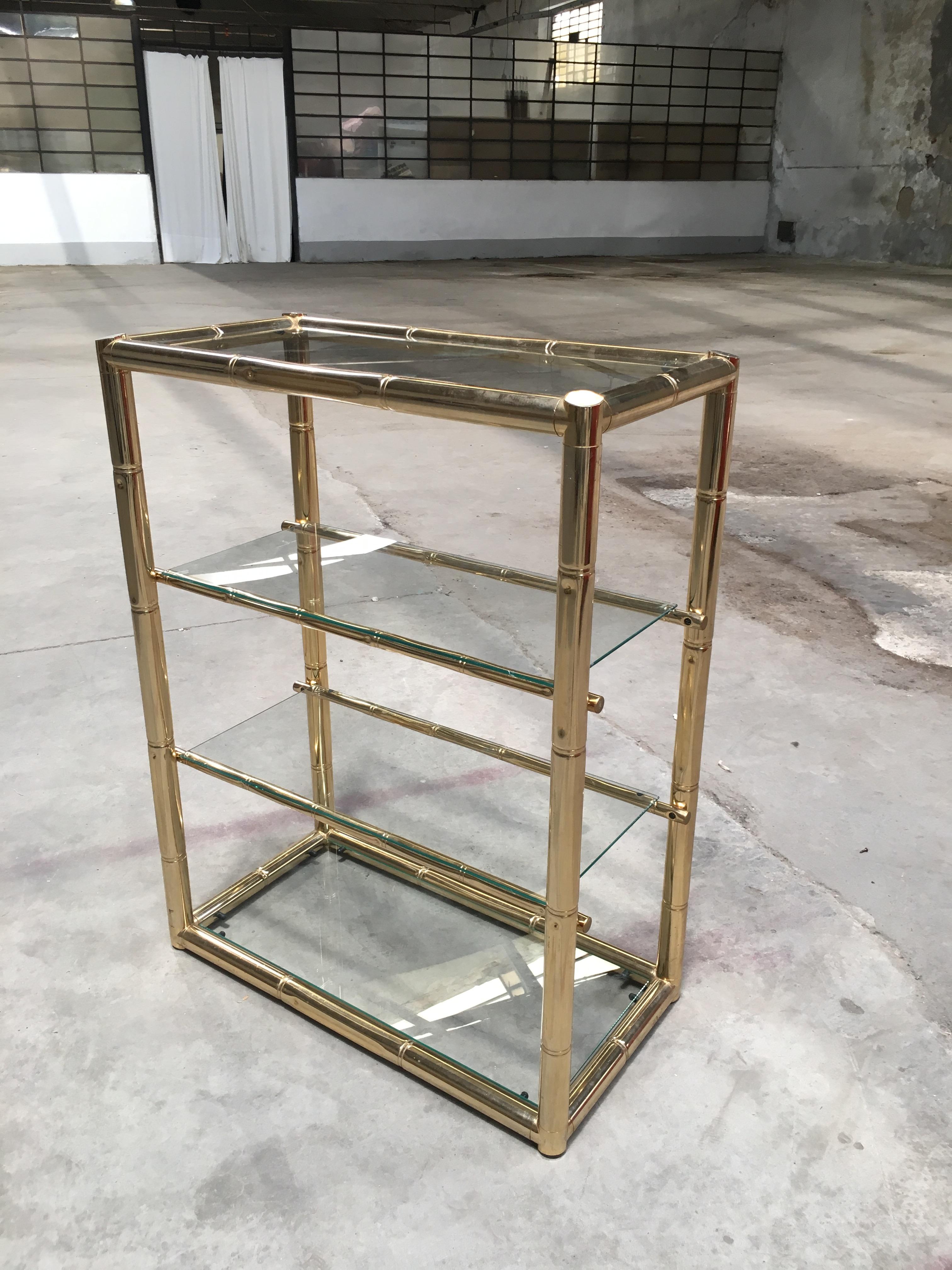 Mid-Century Modern four-tier Italian faux bamboo gilt metal and glass étagère from 1970s
This étagère could matches with a console table, a mirror, a freestanding rack as shown in the pictures. Prices on demand.