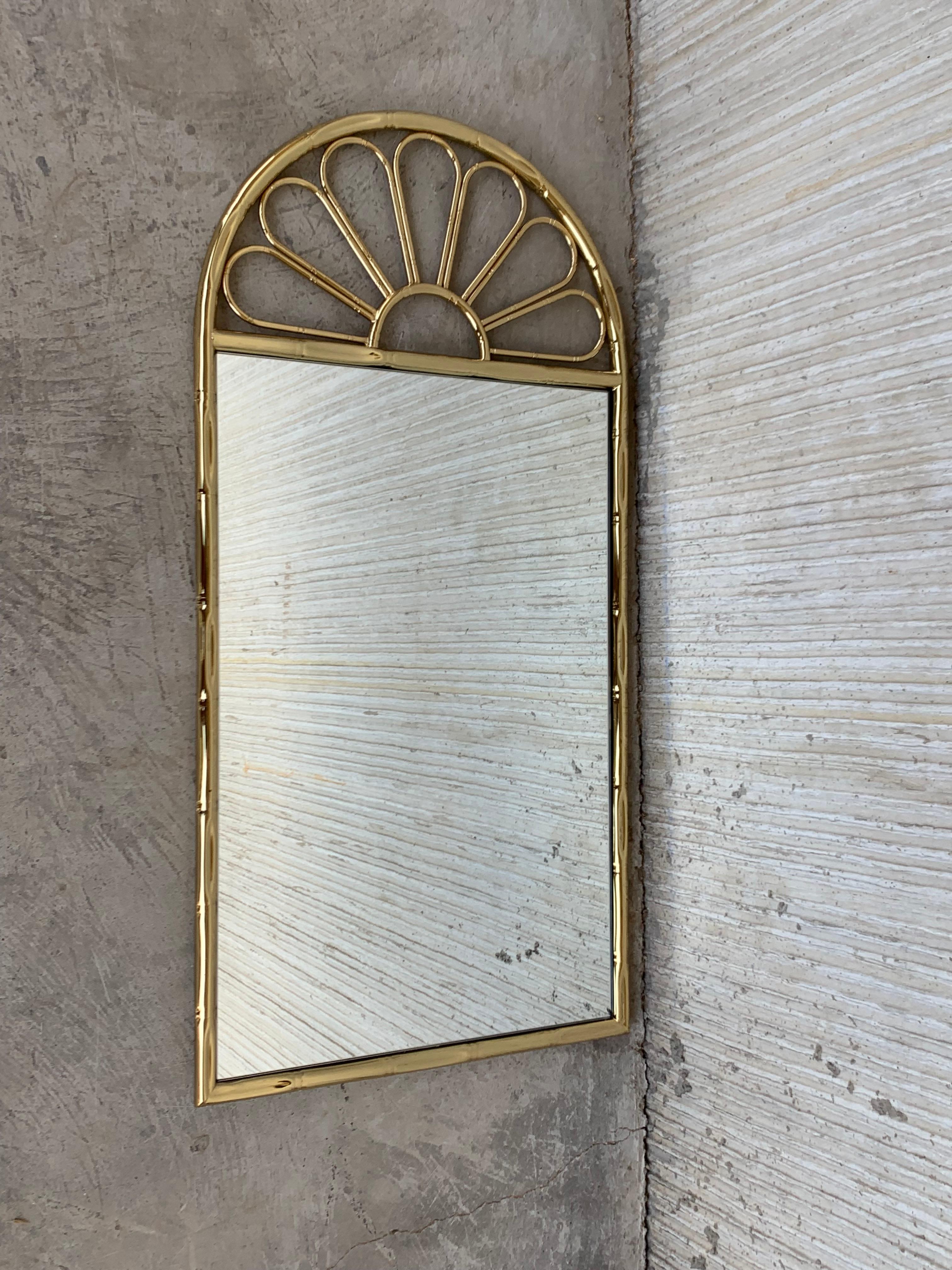 Moderner italienischer Spiegel aus vergoldetem Metall mit Bambusimitat aus der Jahrhundertmitte.

  