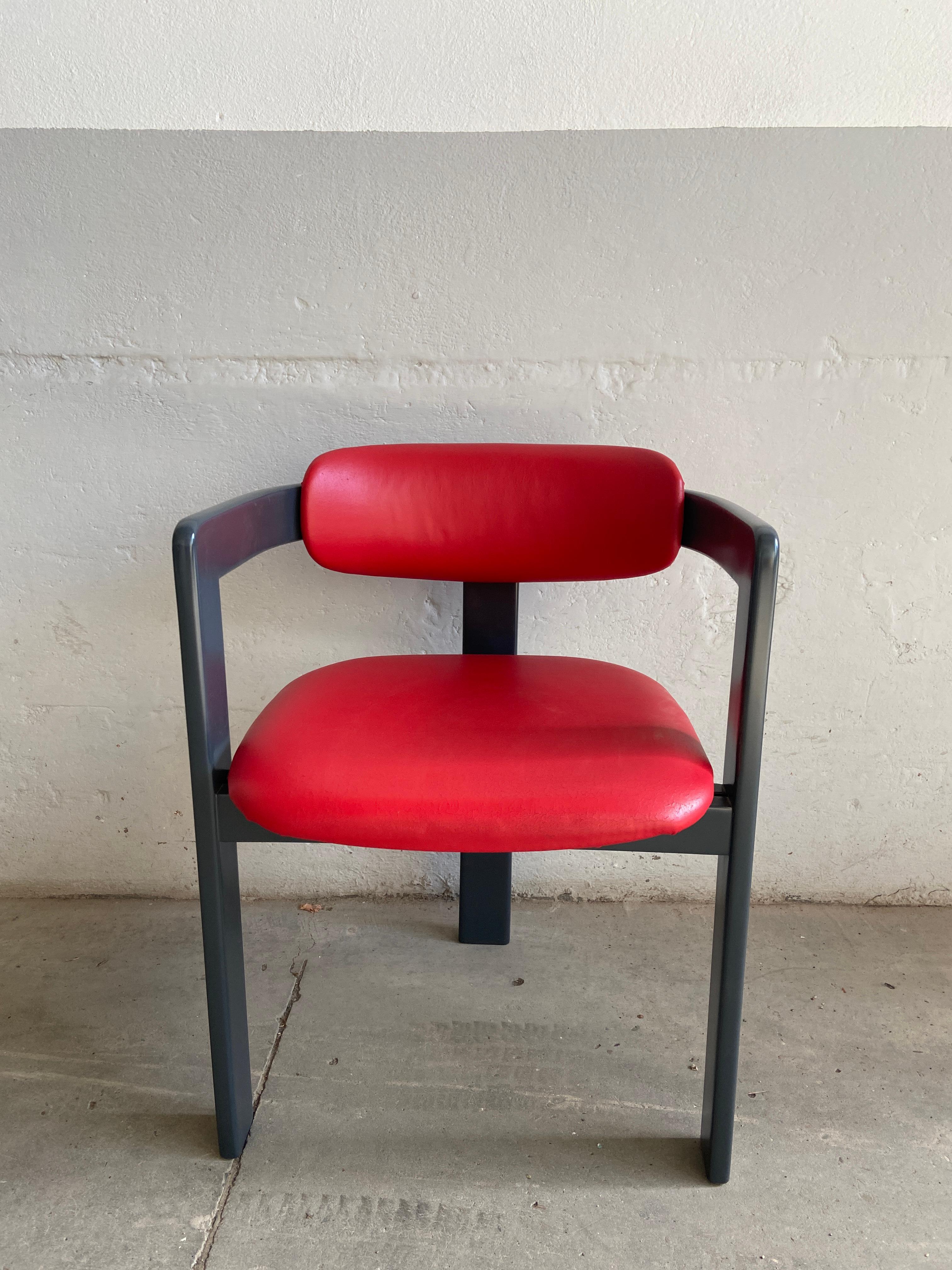 Moderner italienischer Kunstlederstuhl im Stil von Augusto Savini mit dunkelgrau lackiertem Holzgestell. 1980s
Der Stuhl wurde nie benutzt und ist in perfektem Vintage-Zustand.
 