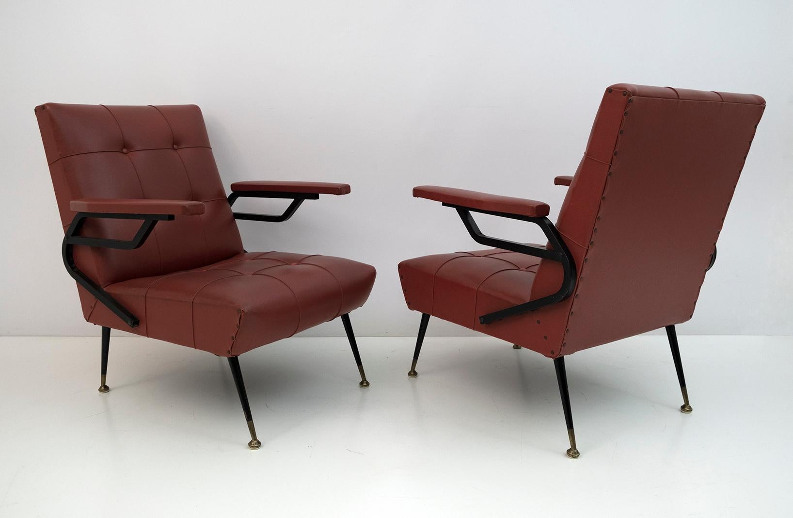 Pair of leatherette armchairs, metal and brass feet, Italian production from the 1960s. With original upholstery in good condition, as shown in photos, with normal age-related wear.