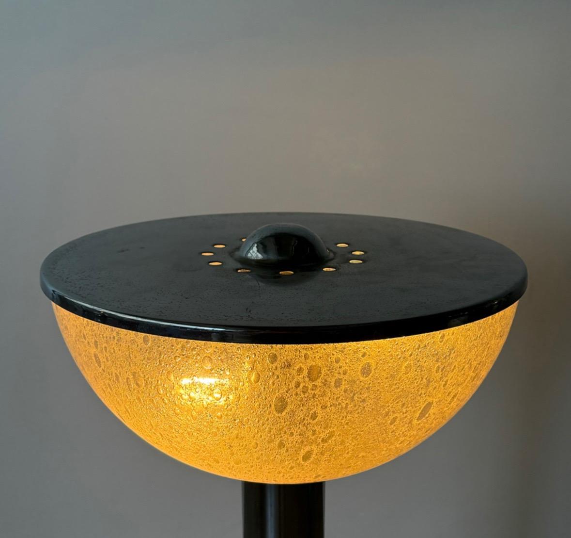 Lampadaire italien The Moderns Modern en acier et verre, 1970 Italie État moyen - En vente à Tel Aviv-Yafo, Tel Aviv District