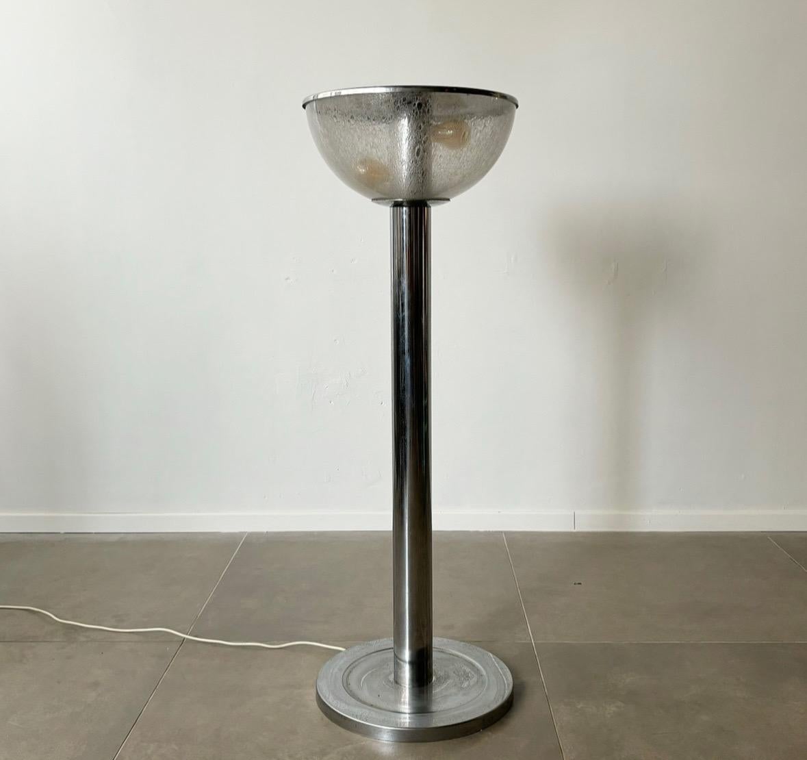 20ième siècle Lampadaire italien The Moderns Modern en acier et verre, 1970 Italie en vente