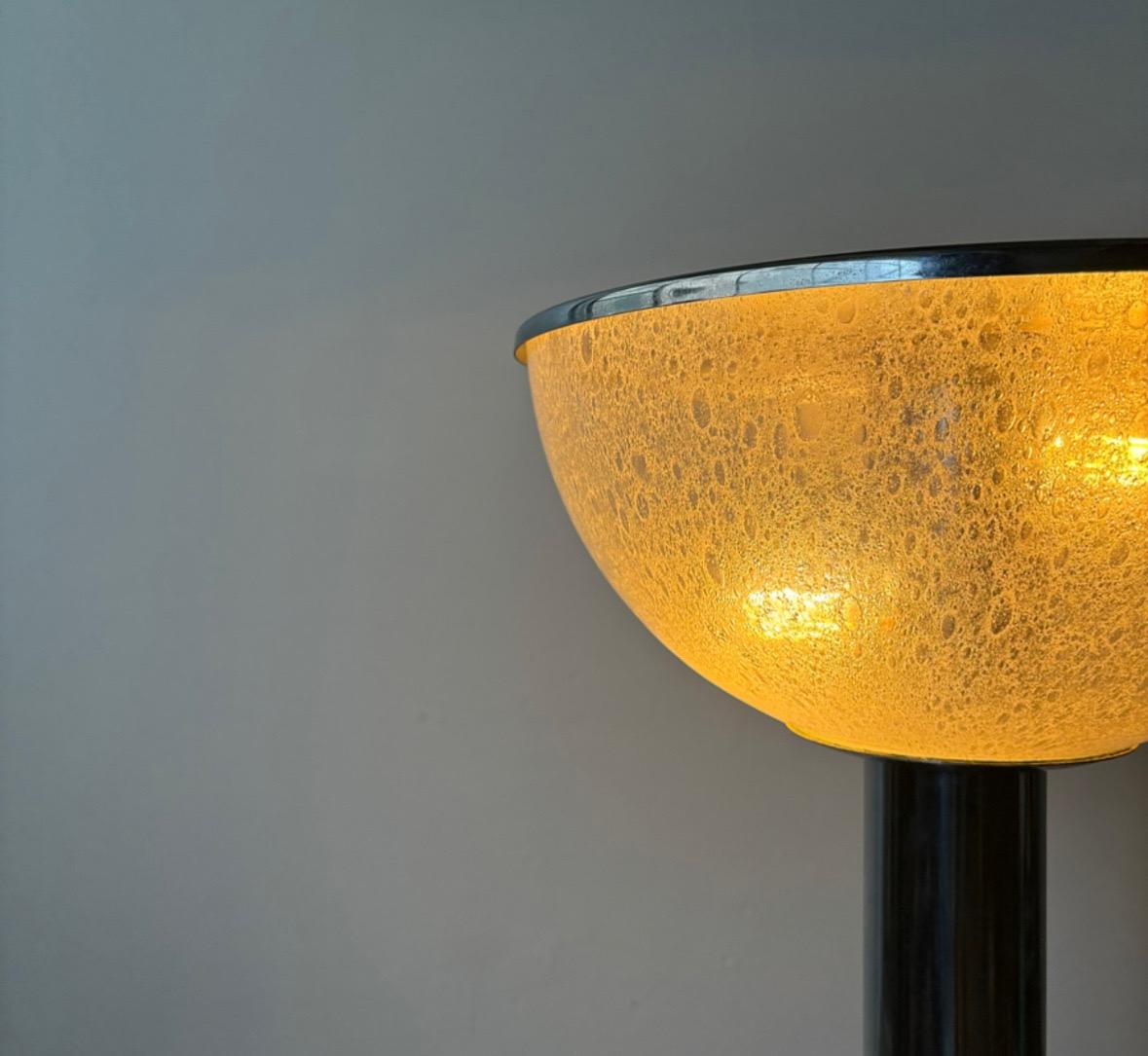 Verre brun Lampadaire italien The Moderns Modern en acier et verre, 1970 Italie en vente