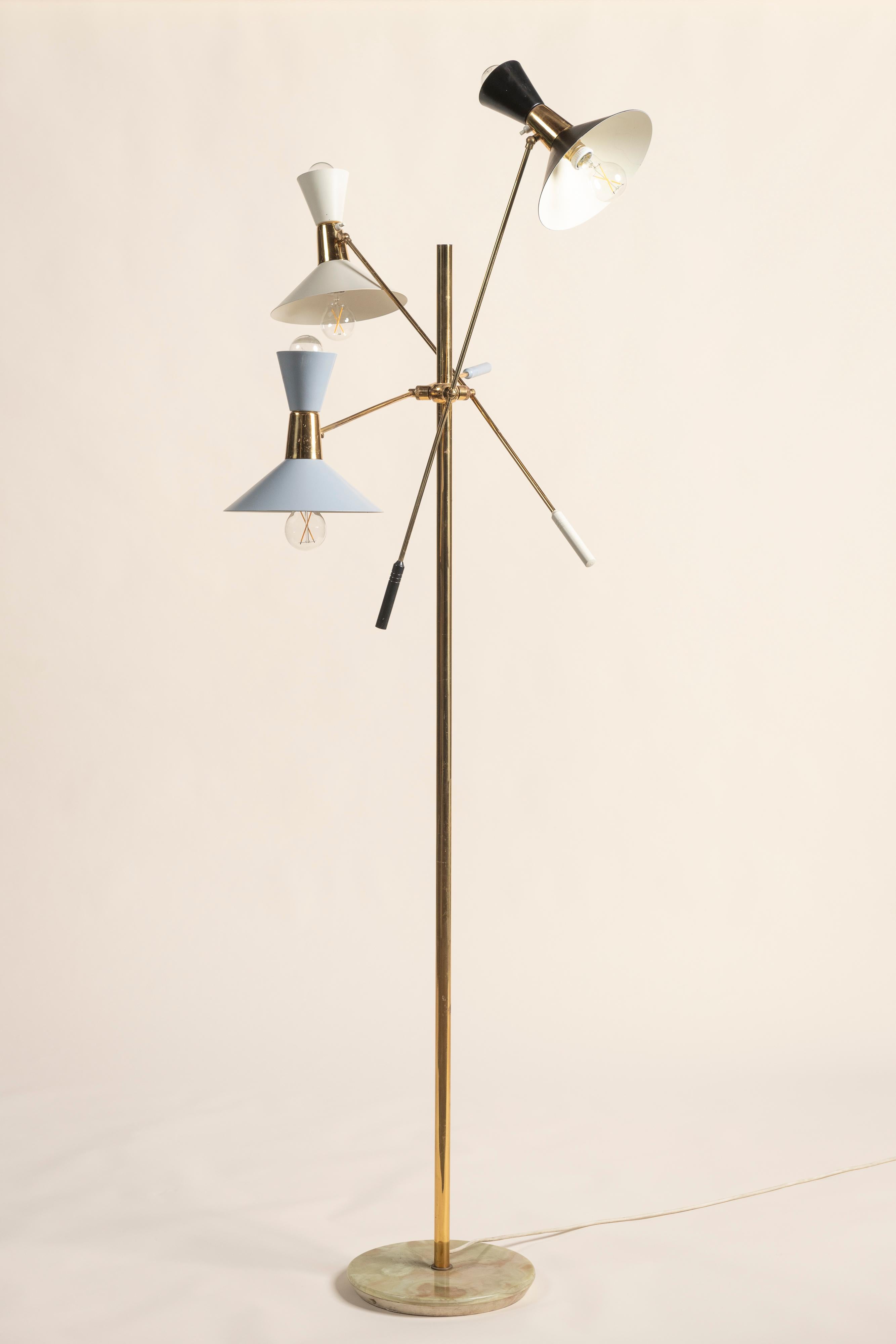 Moderne italienische Stehlampe aus der Mitte des Jahrhunderts, lackierte Aluminiumschirme mit drei Armen (Moderne der Mitte des Jahrhunderts) im Angebot