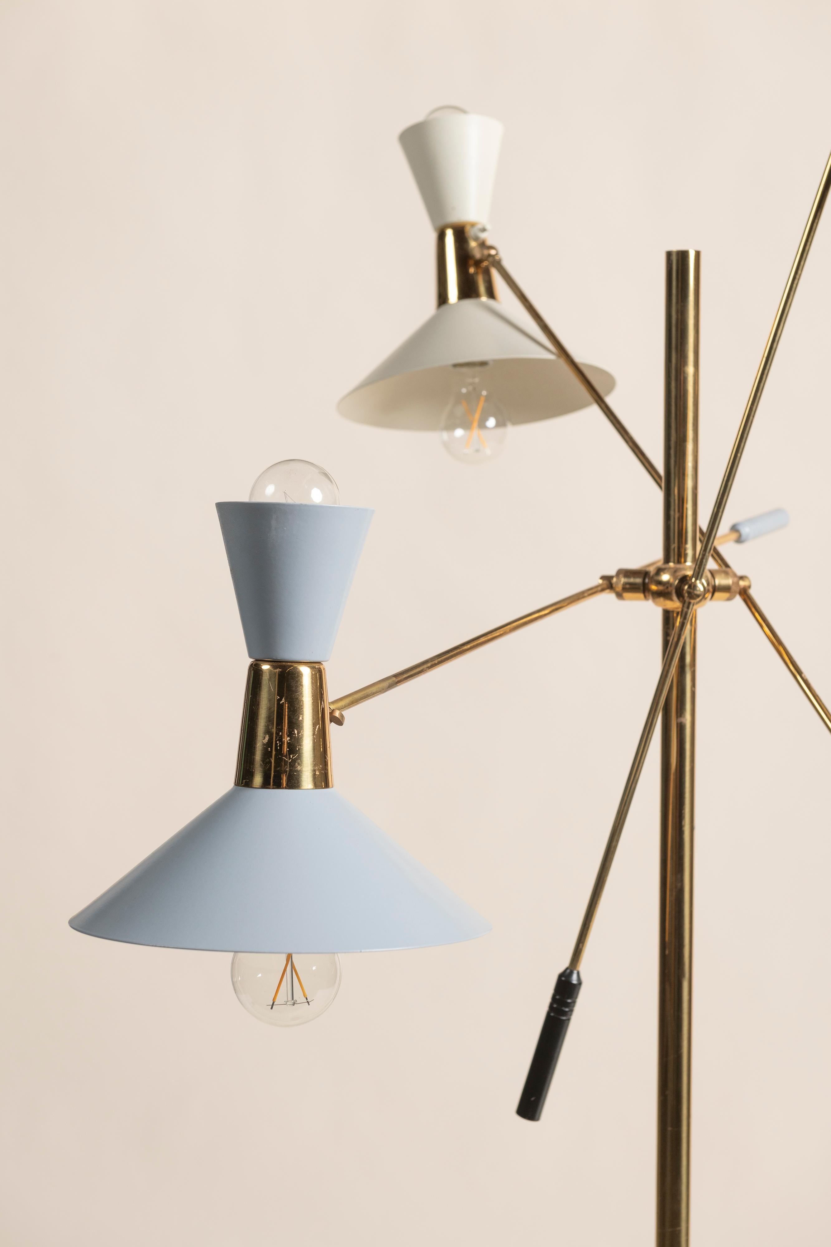 Moderne italienische Stehlampe aus der Mitte des Jahrhunderts, lackierte Aluminiumschirme mit drei Armen (Italienisch) im Angebot