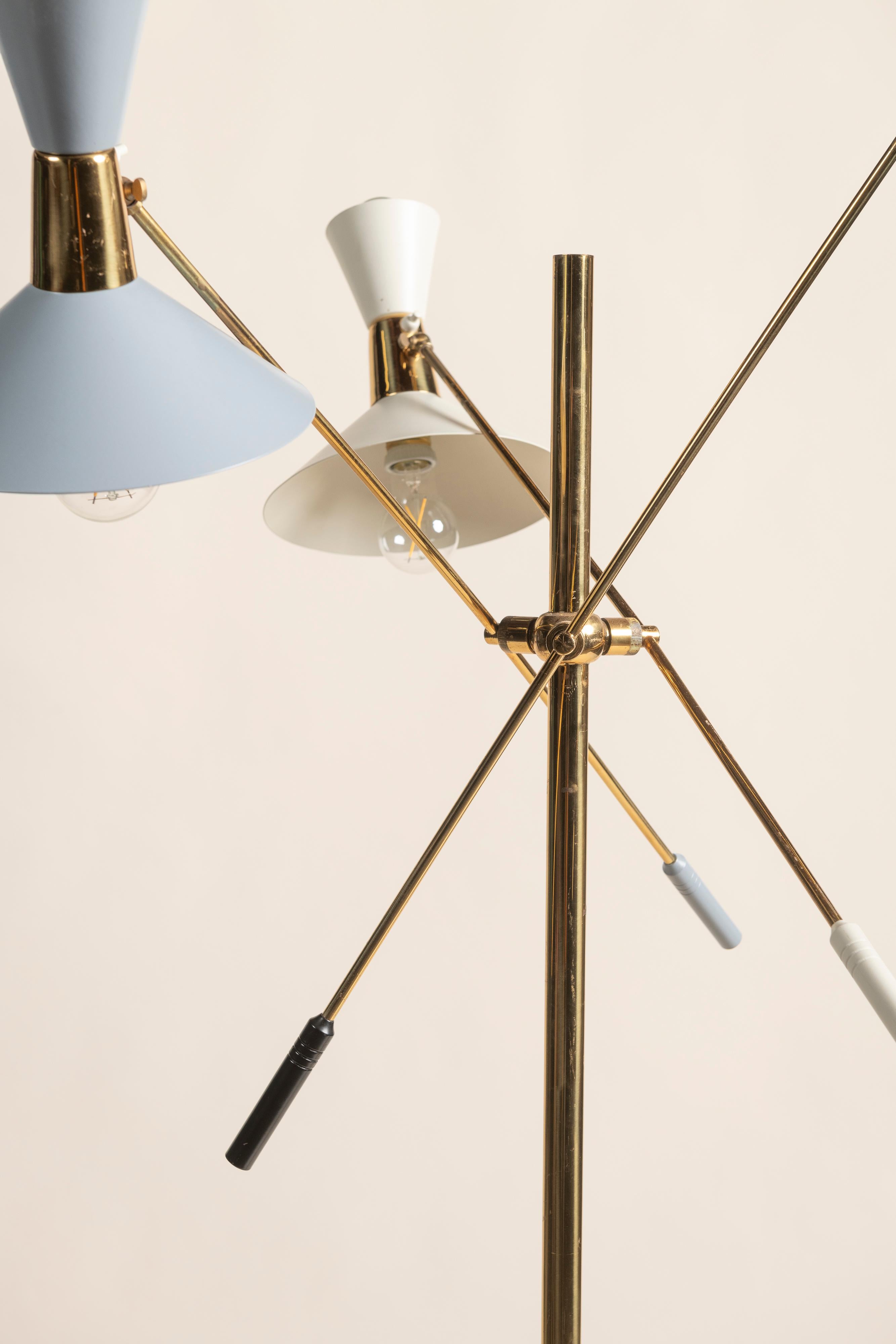 Moderne italienische Stehlampe aus der Mitte des Jahrhunderts, lackierte Aluminiumschirme mit drei Armen (20. Jahrhundert) im Angebot