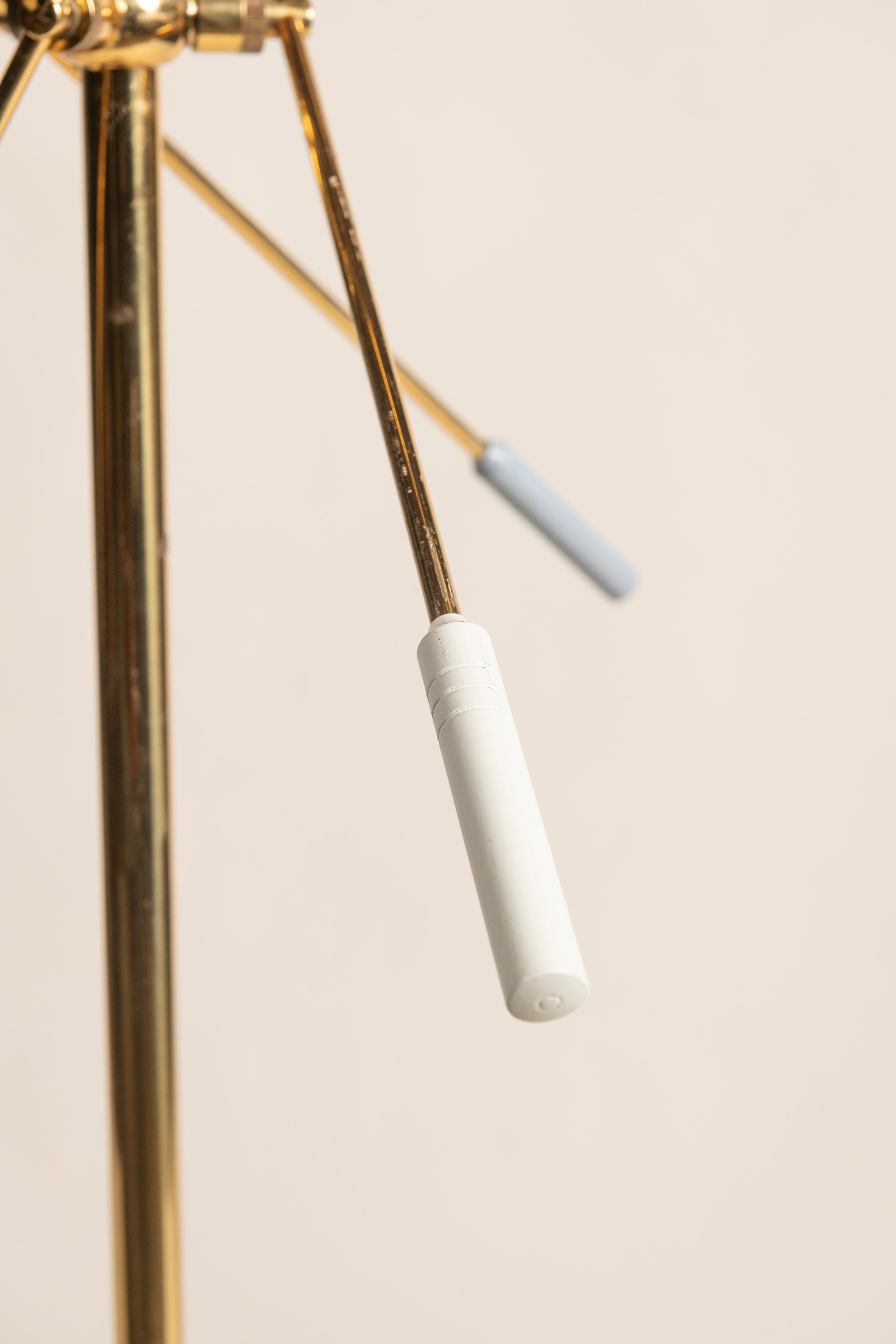 Moderne italienische Stehlampe aus der Mitte des Jahrhunderts, lackierte Aluminiumschirme mit drei Armen im Angebot 4