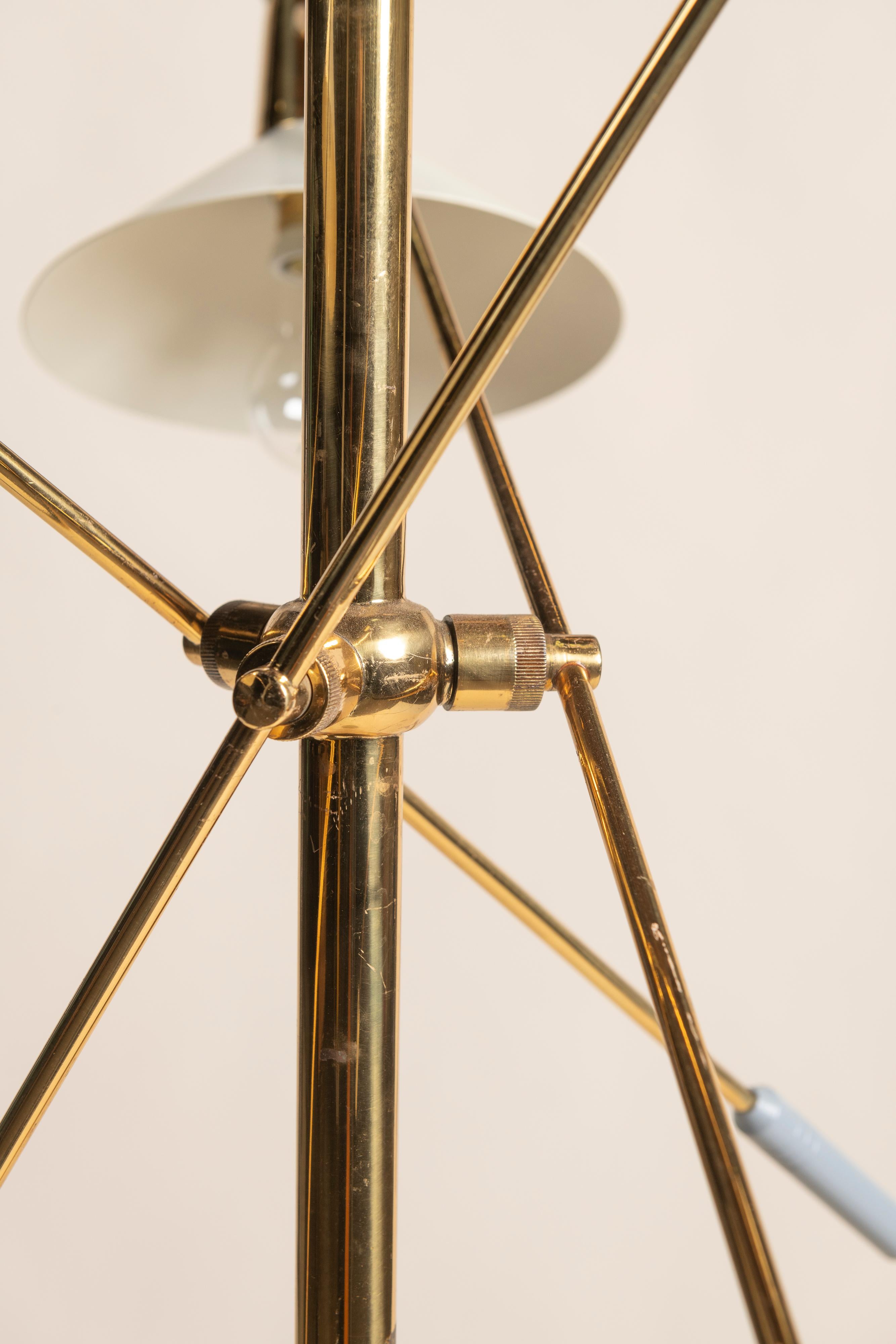 Moderne italienische Stehlampe aus der Mitte des Jahrhunderts, lackierte Aluminiumschirme mit drei Armen im Angebot 2