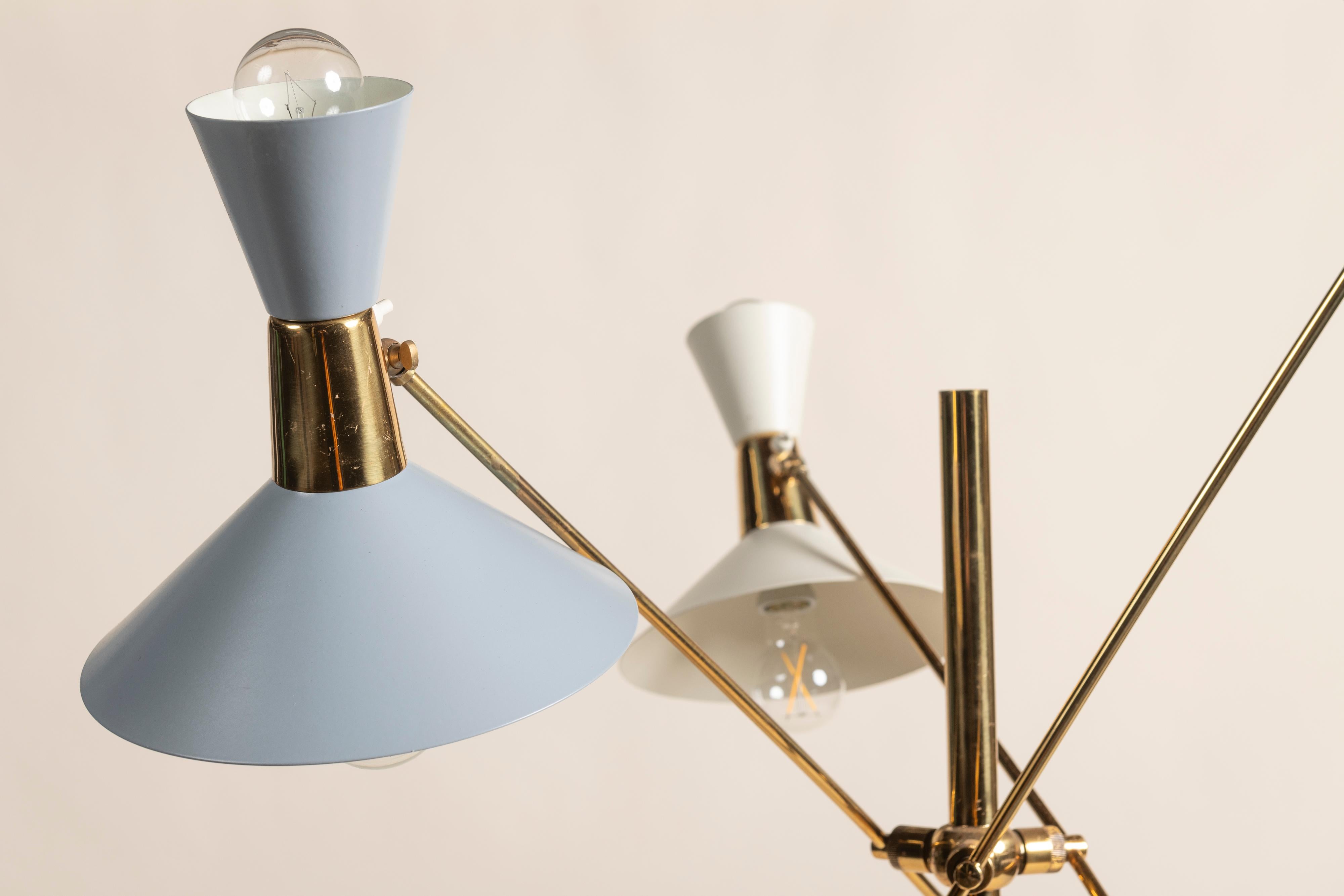 Moderne italienische Stehlampe aus der Mitte des Jahrhunderts, lackierte Aluminiumschirme mit drei Armen im Angebot 3