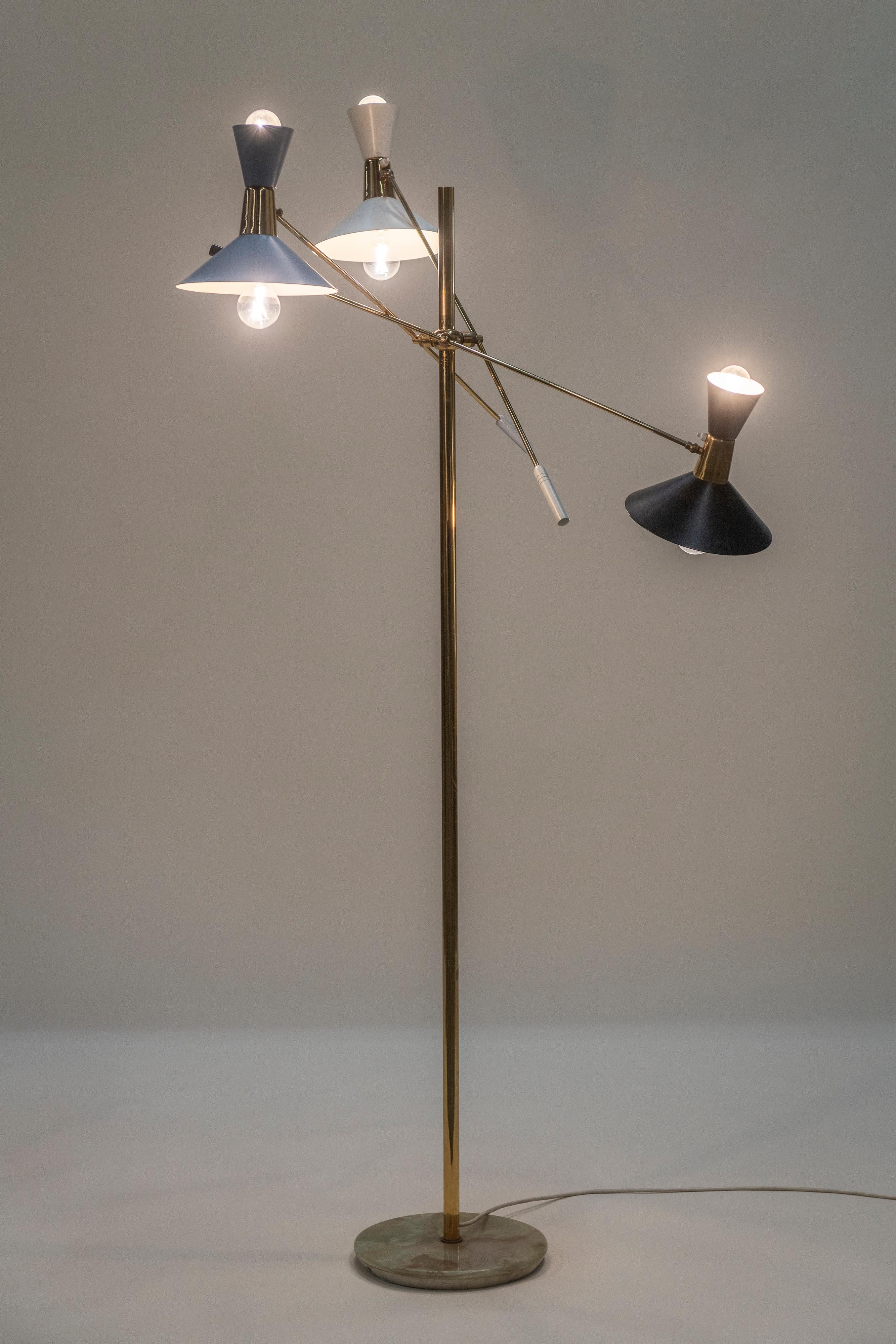 Diese ikonische Stehlampe ist ein Favorit unter den Liebhabern des Mid-Century Modern Designs und befindet sich in einem sehr guten Zustand. Die in Italien von G.C.M.E. hergestellte Leuchte (das Label ist auf den Fotos sichtbar) hat drei