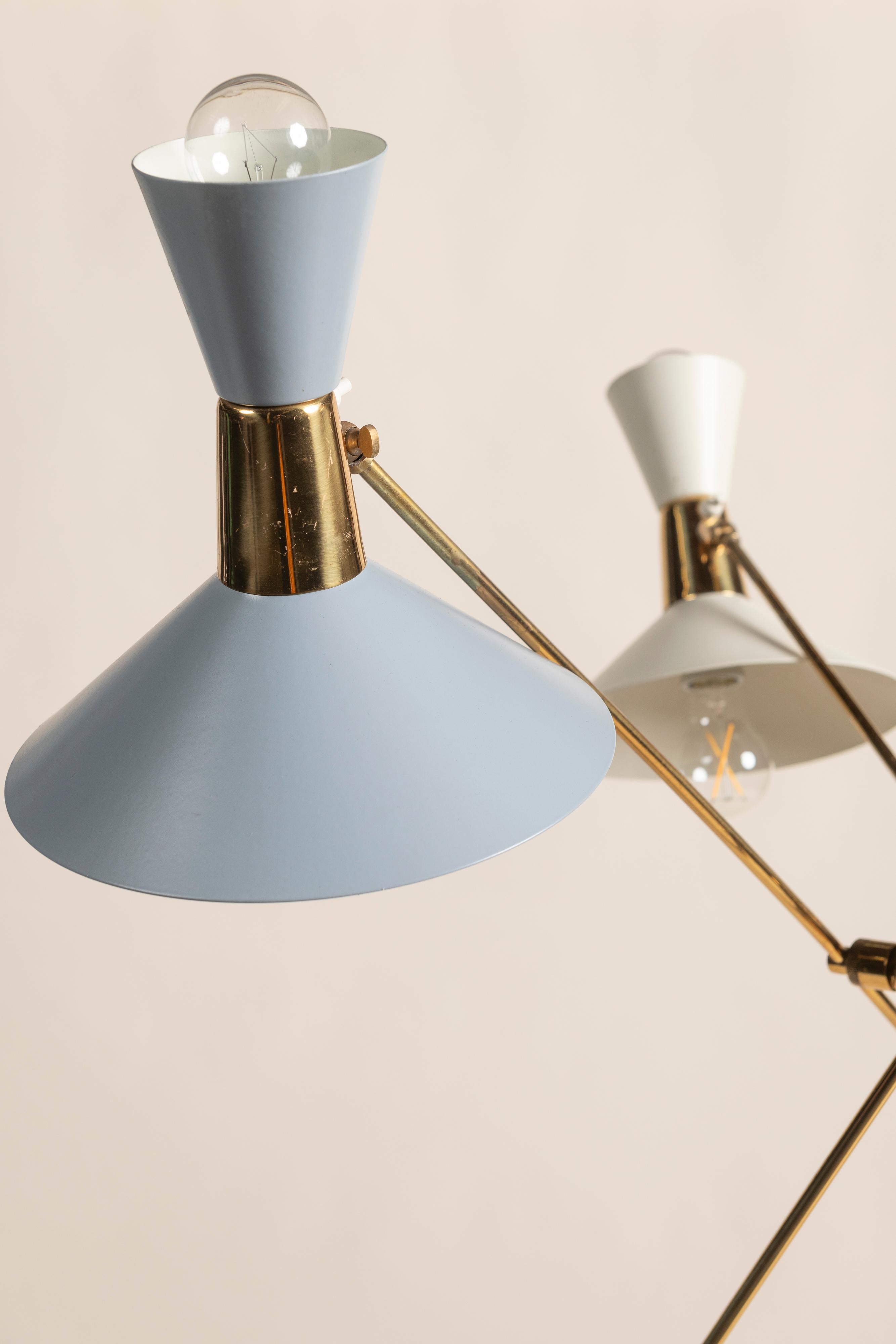 Moderne italienische Stehlampe aus der Mitte des Jahrhunderts, lackierte Aluminiumschirme mit drei Armen im Angebot 1