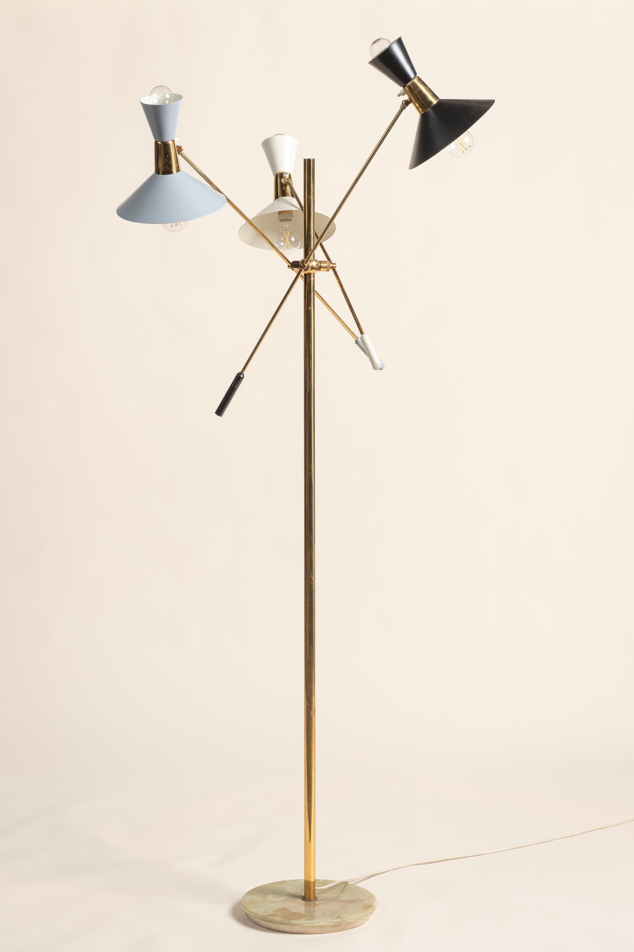Moderne italienische Stehlampe aus der Mitte des Jahrhunderts, lackierte Aluminiumschirme mit drei Armen im Zustand „Gut“ im Angebot in San Francisco, CA