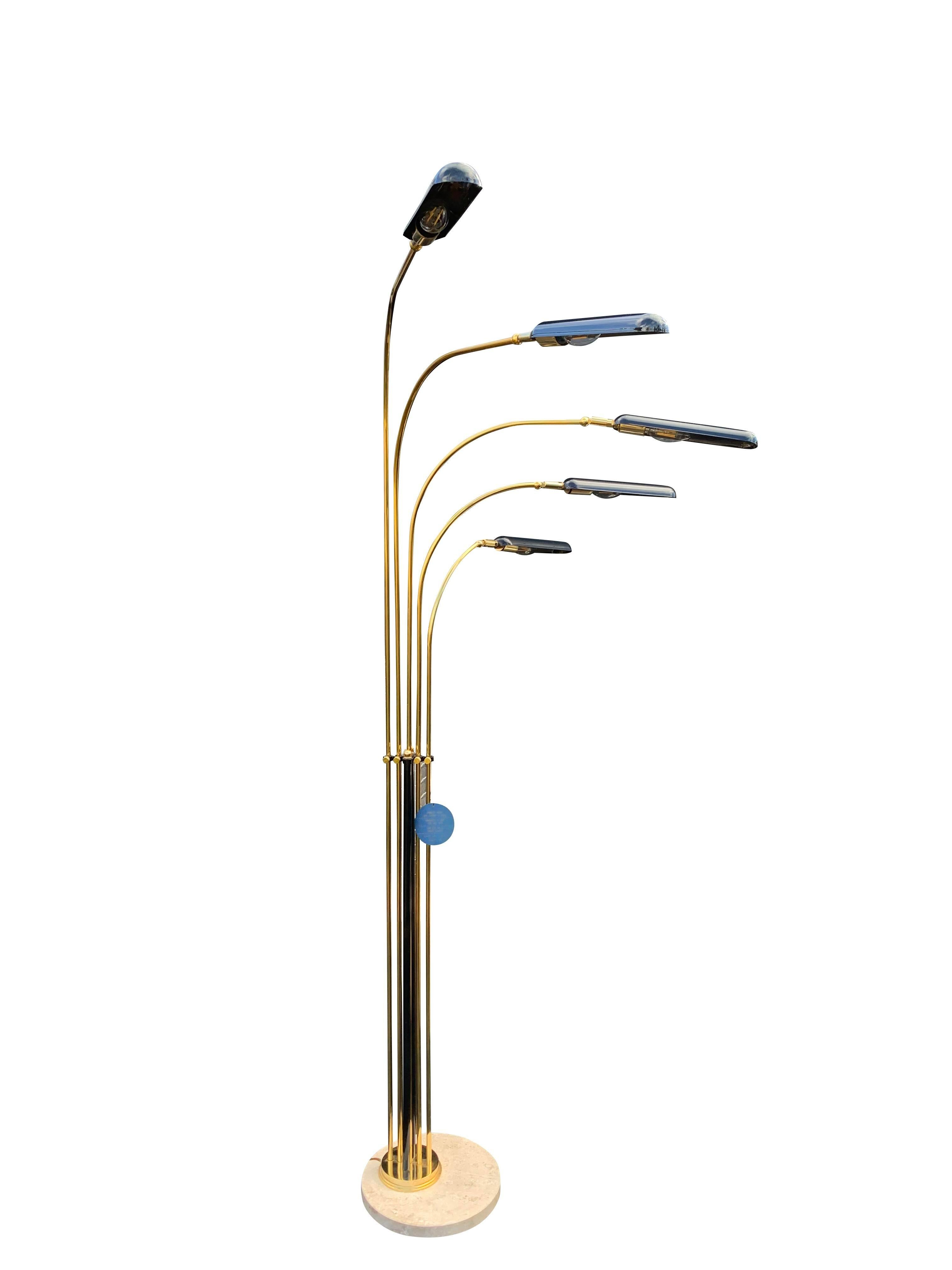 Mid-Century moderno Lampada da terra italiana del Mid Century Modern Testa mobile in ottone e travertino in vendita