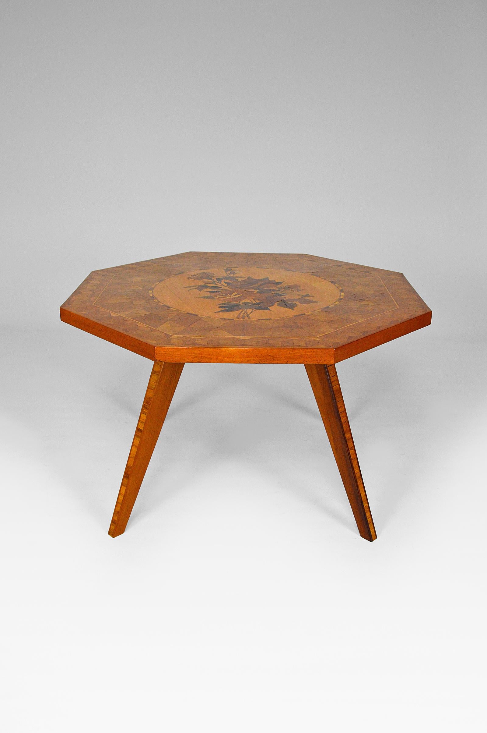 Wood Mid-Century Modern Italian Floral Inlaid Round Coffee / Side Table / Gueridon For Sale