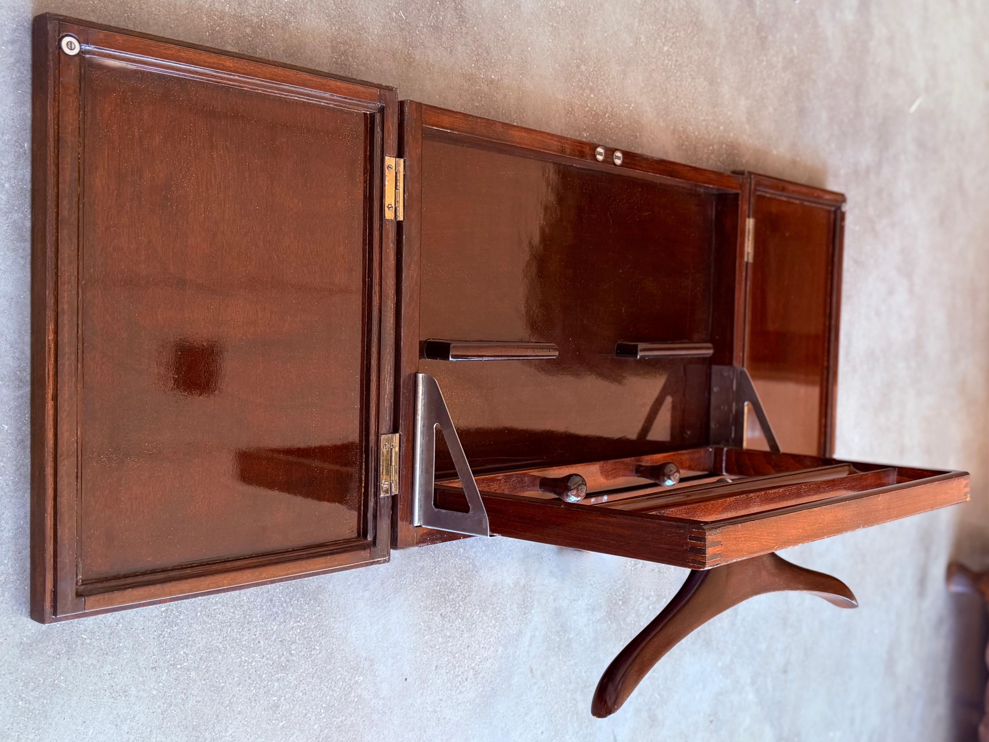 Valet de chambre italien pliable en acajou, moderne du milieu du siècle, avec cintre
La pièce doit être fixée au mur

Lorsque la pièce est ouverte, la largeur totale est de 44,88 pouces.
