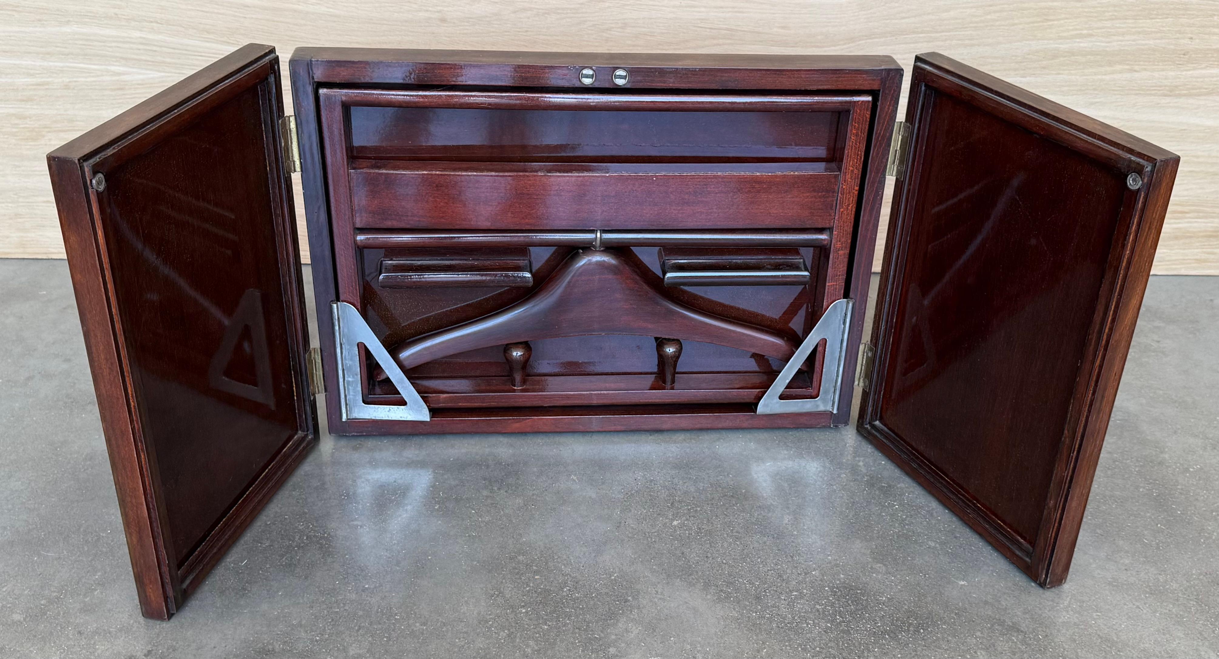 Valet de chambre italien pliable en acajou, moderne du milieu du siècle, avec cintre Bon état - En vente à Miami, FL