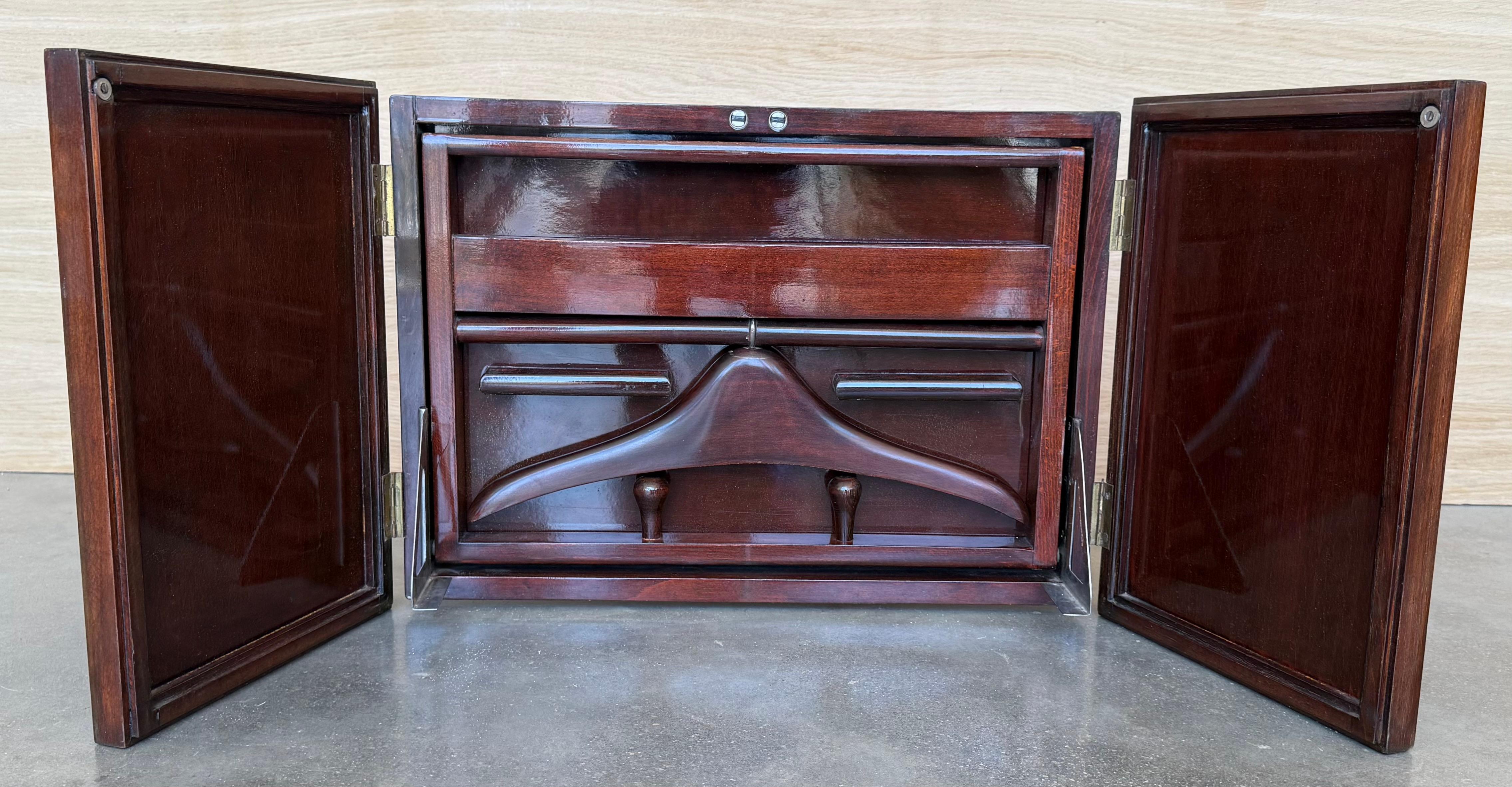 20ième siècle Valet de chambre italien pliable en acajou, moderne du milieu du siècle, avec cintre en vente