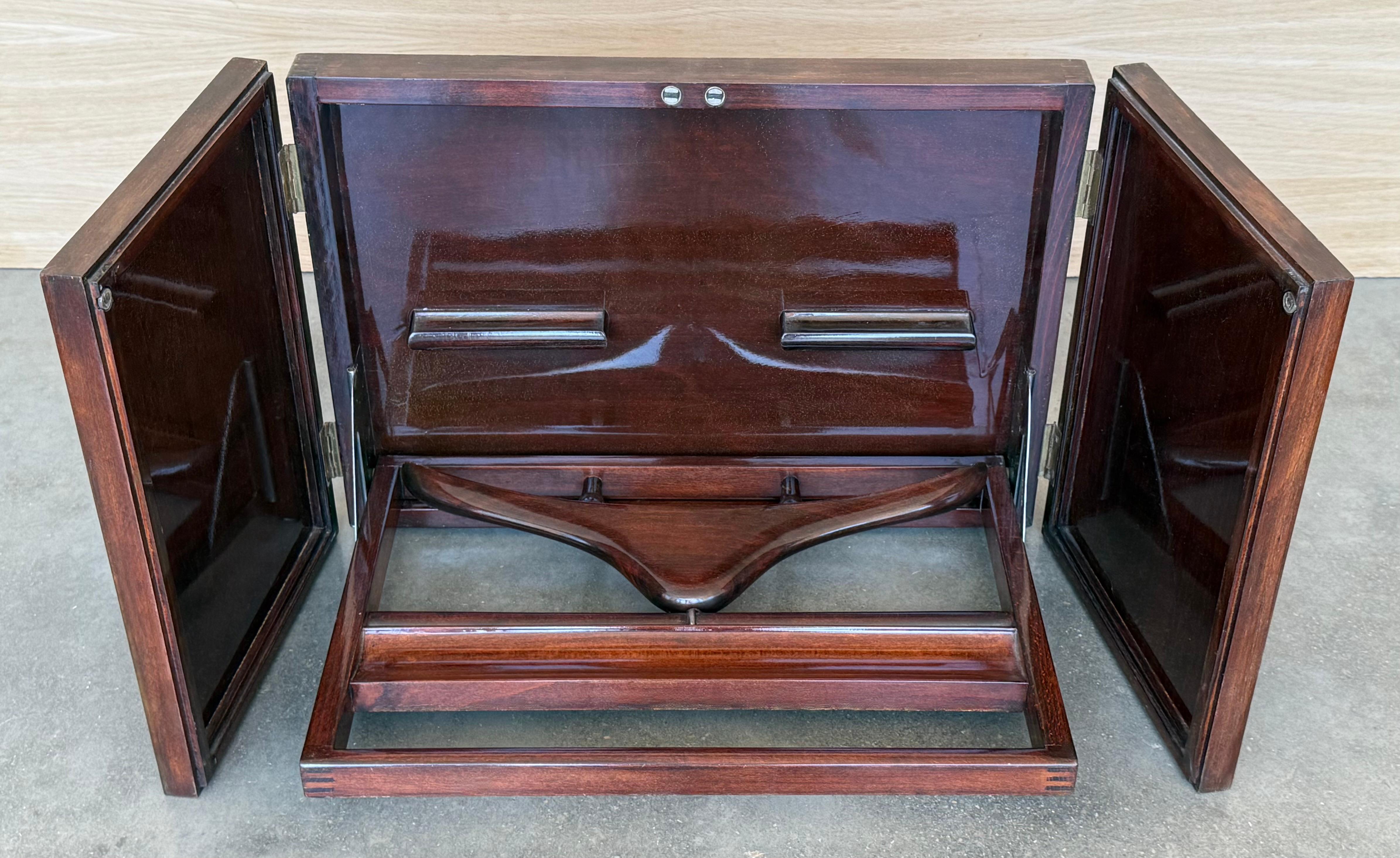 Acajou Valet de chambre italien pliable en acajou, moderne du milieu du siècle, avec cintre en vente