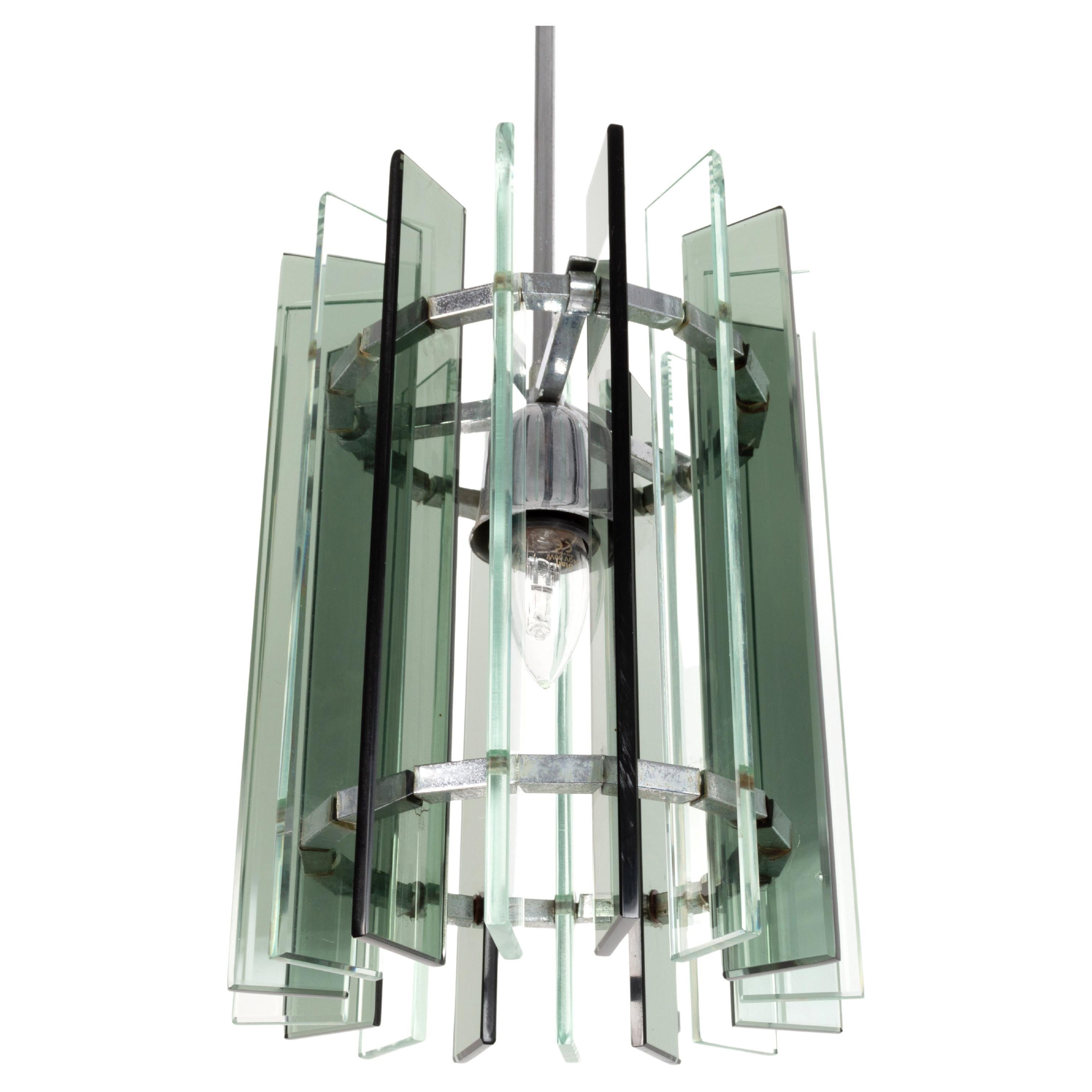 Lampe pendante italienne en verre et nickel, de style moderne du milieu du siècle.
A la manière de Max Ingrand pour Fontana Arte.
Verre vert épais avec une seule source de lumière centrale.

Excellent état proportionnel à l'âge. Sans