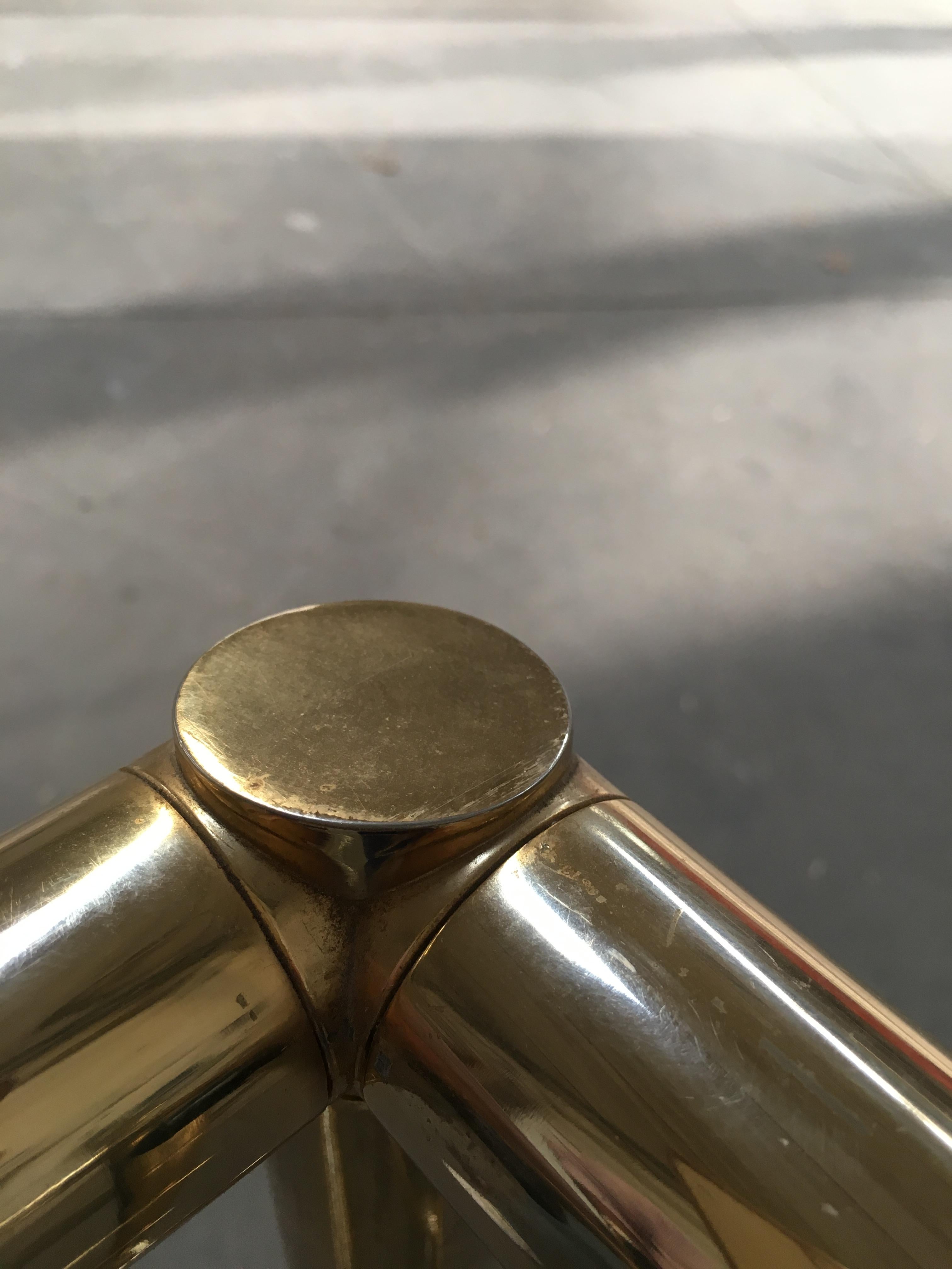 Étiquette italienne moderne du milieu du siècle dernier à quatre niveaux en métal doré et faux bambou avec verres en vente 5