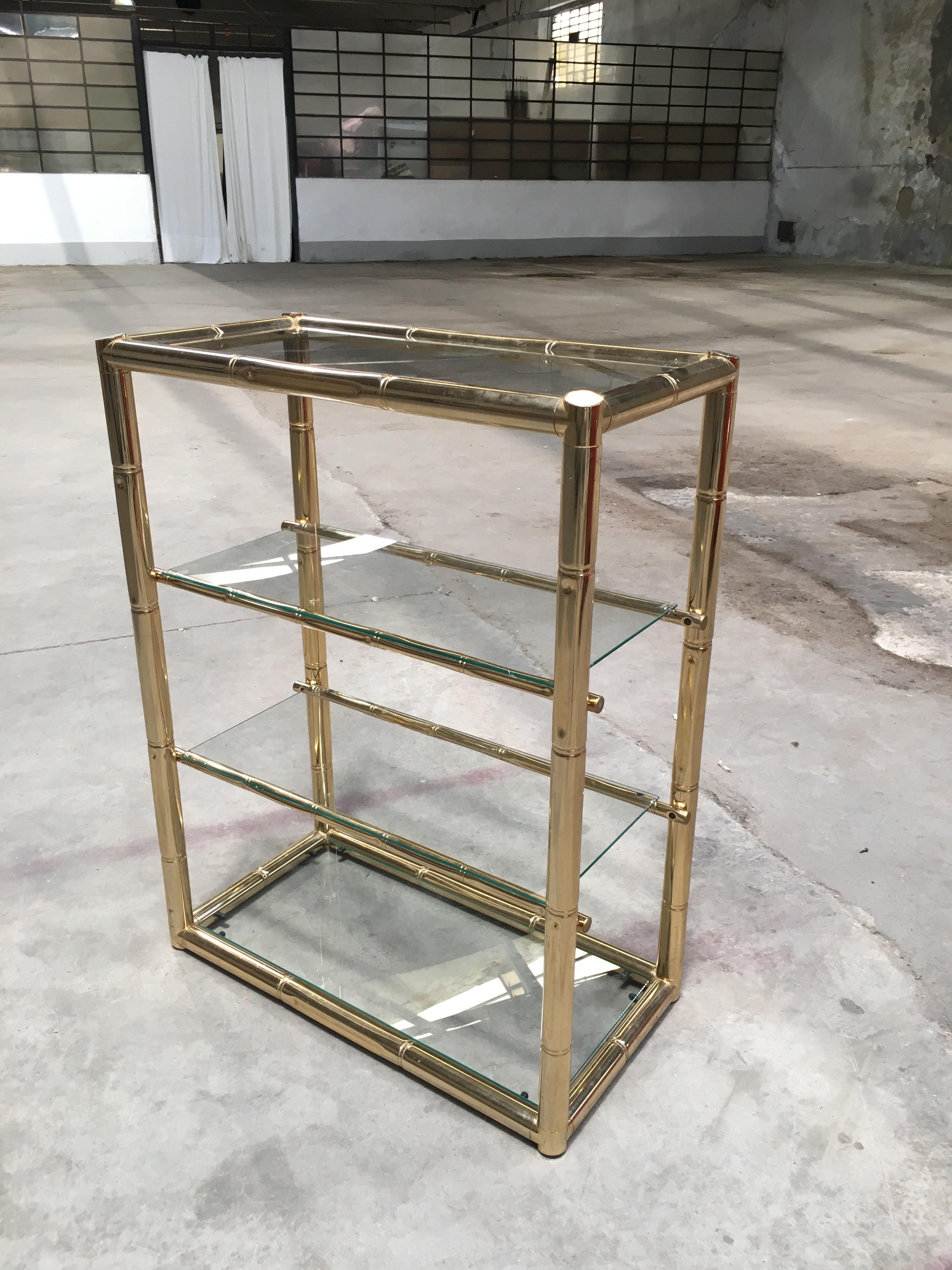 Étagère italienne en métal doré et faux bambou, avec étagères en verre, datant du milieu du siècle dernier. 1970s
Cette étagère peut être livrée comme un ensemble avec une table console et un miroir comme indiqué sur les photos.
Prix de l'ensemble
