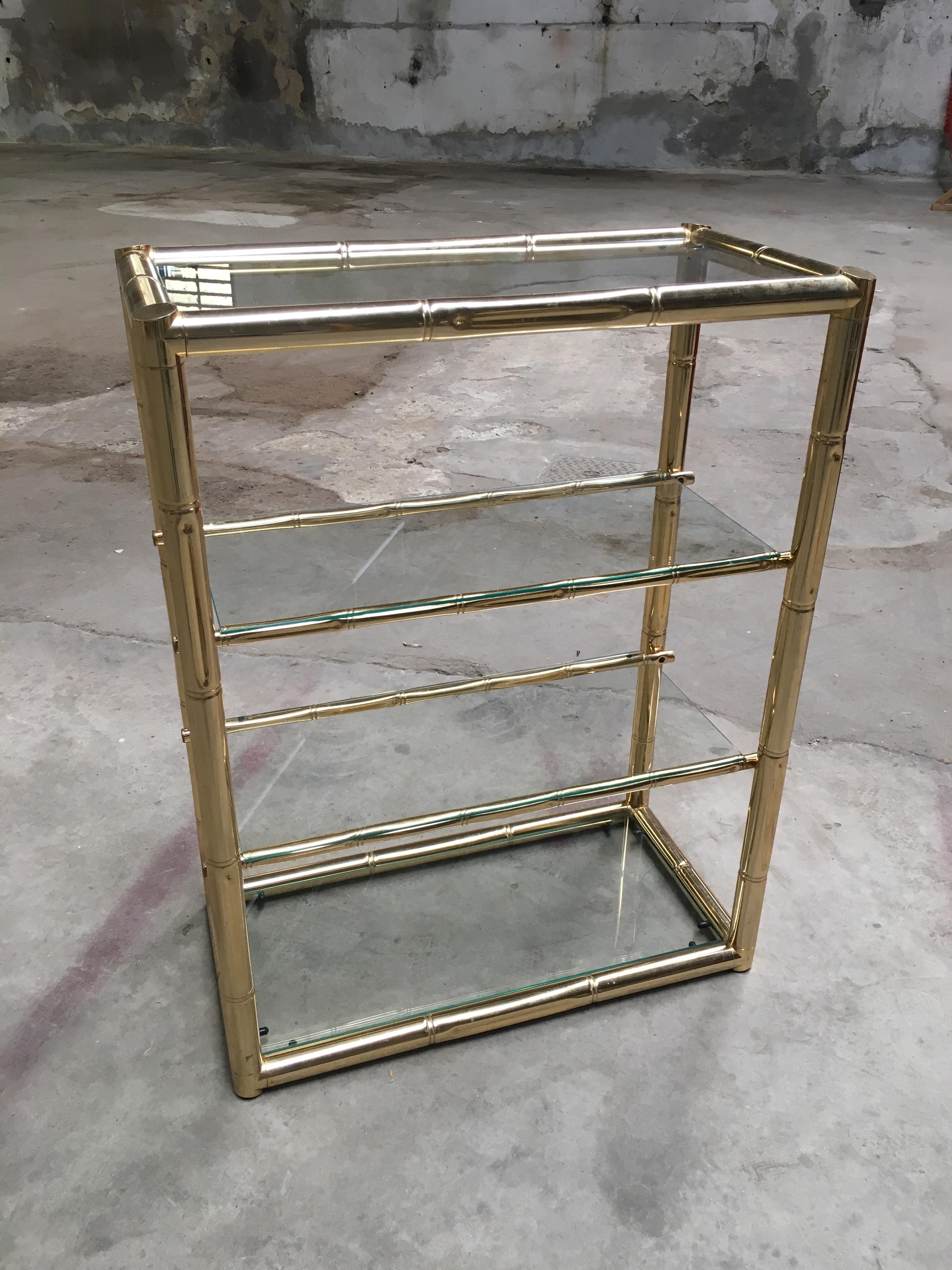 Métal Étiquette italienne moderne du milieu du siècle dernier à quatre niveaux en métal doré et faux bambou avec verres en vente