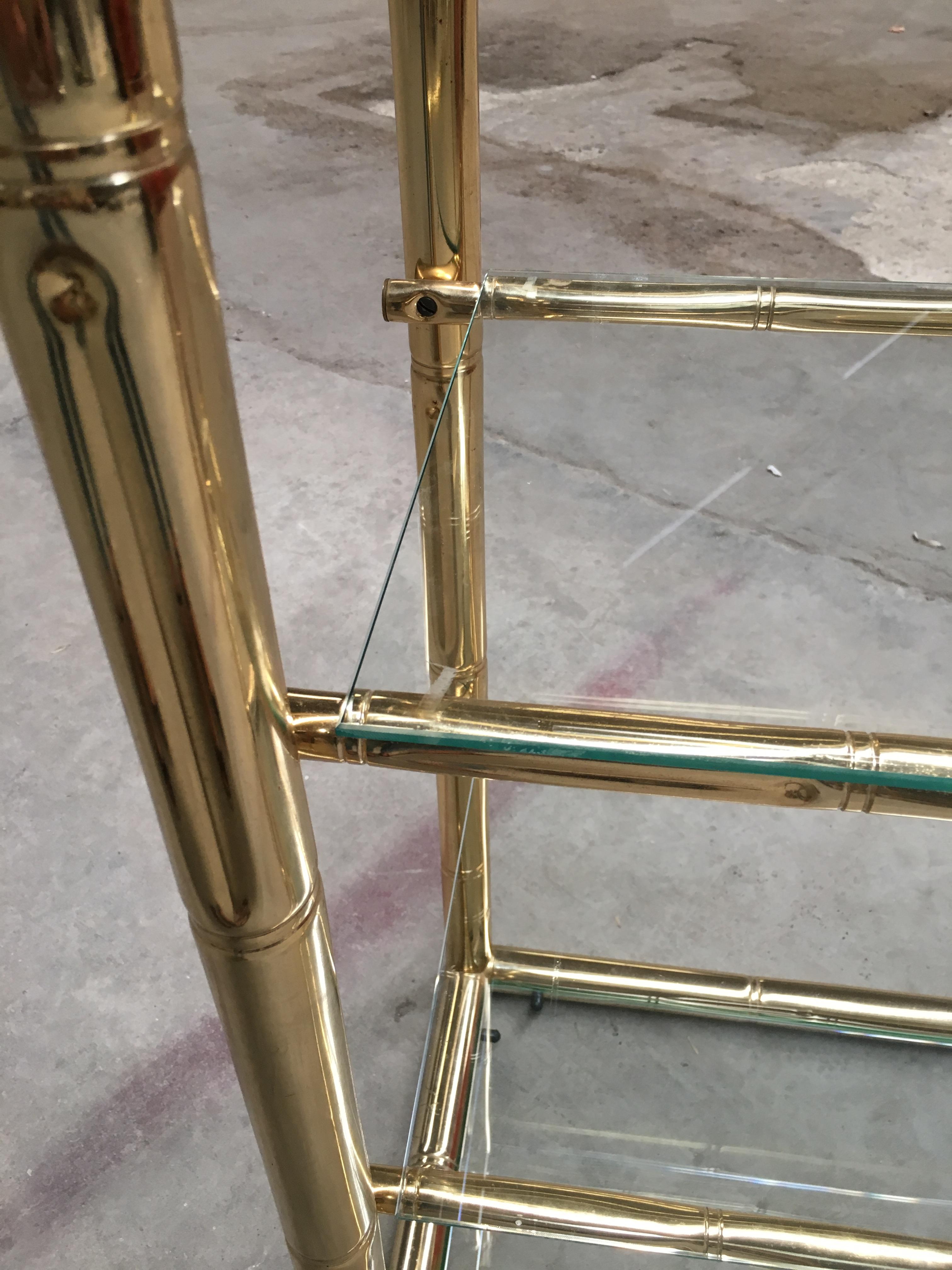 Étiquette italienne moderne du milieu du siècle dernier à quatre niveaux en métal doré et faux bambou avec verres en vente 1