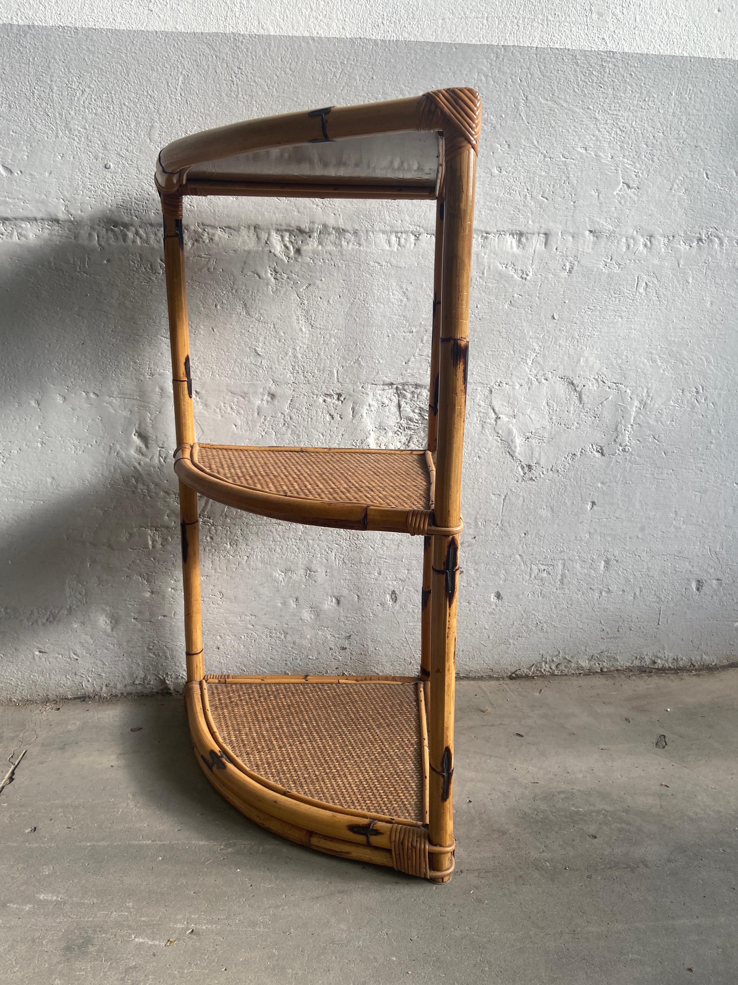 Mid-Century Modern Italian Freestanding Corner Etagere in Bamboo and Rattan In Good Condition For Sale In Prato, IT