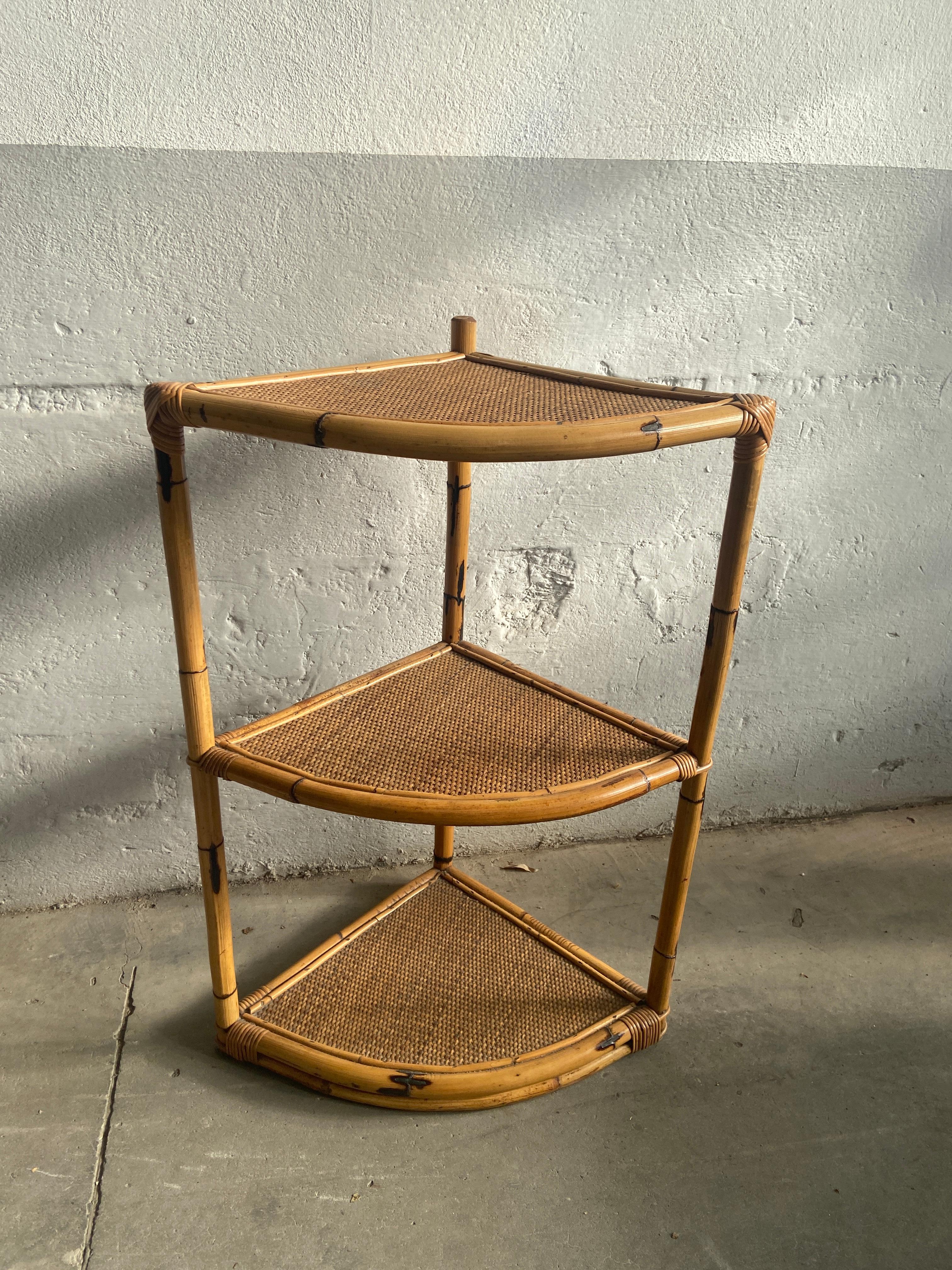 Mid-Century Modern Italian Freestanding Corner Etagere in Bamboo and Rattan For Sale 1