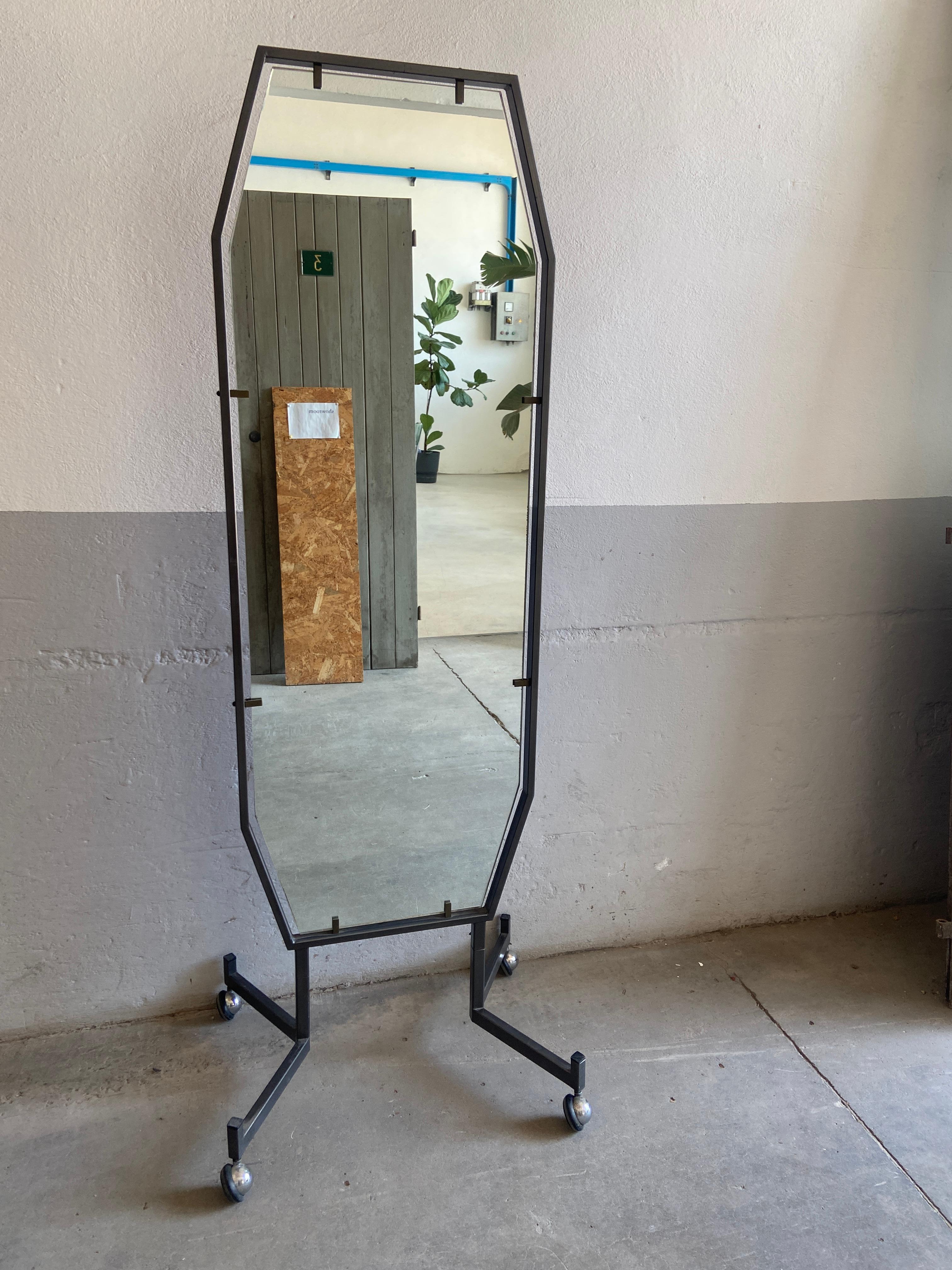 Mid-Century Modern Miroir italien plein pied sur roues, moderne du milieu du siècle dernier, années 1970 en vente