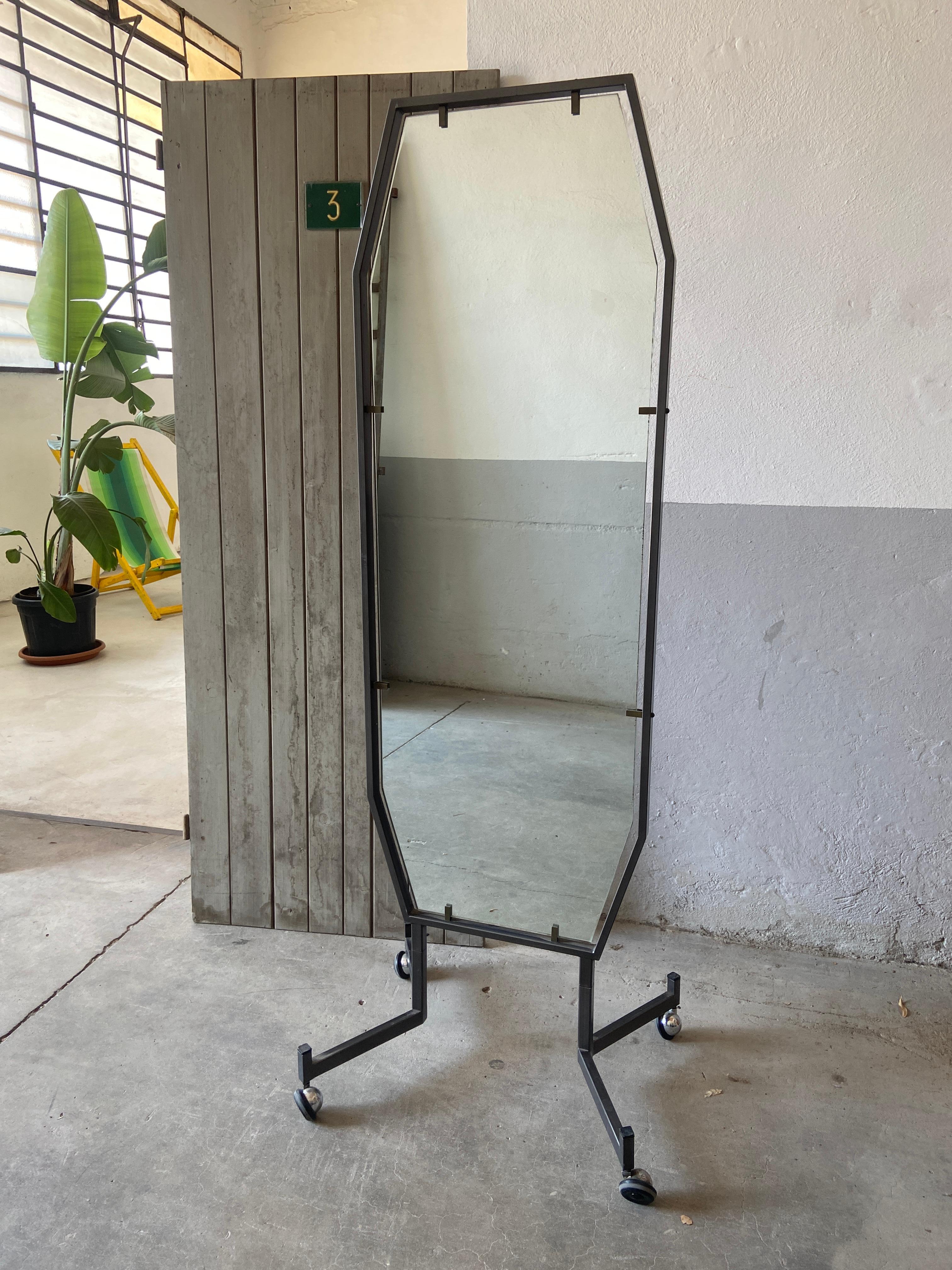 Mid-Century Modern Italian Full Length Mirror on Wheels 1970s In Good Condition For Sale In Prato, IT