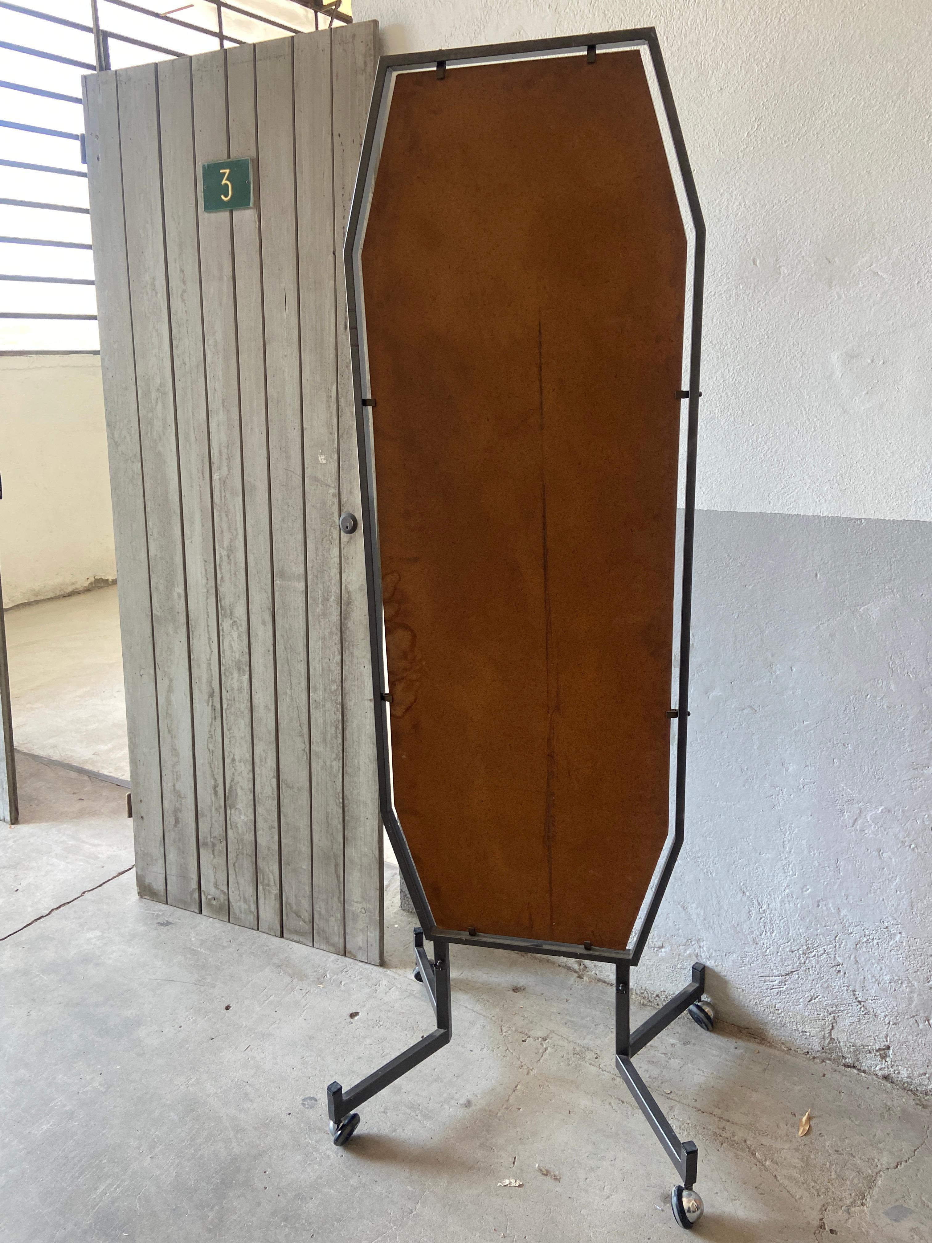 Fin du 20e siècle Miroir italien plein pied sur roues, moderne du milieu du siècle dernier, années 1970 en vente